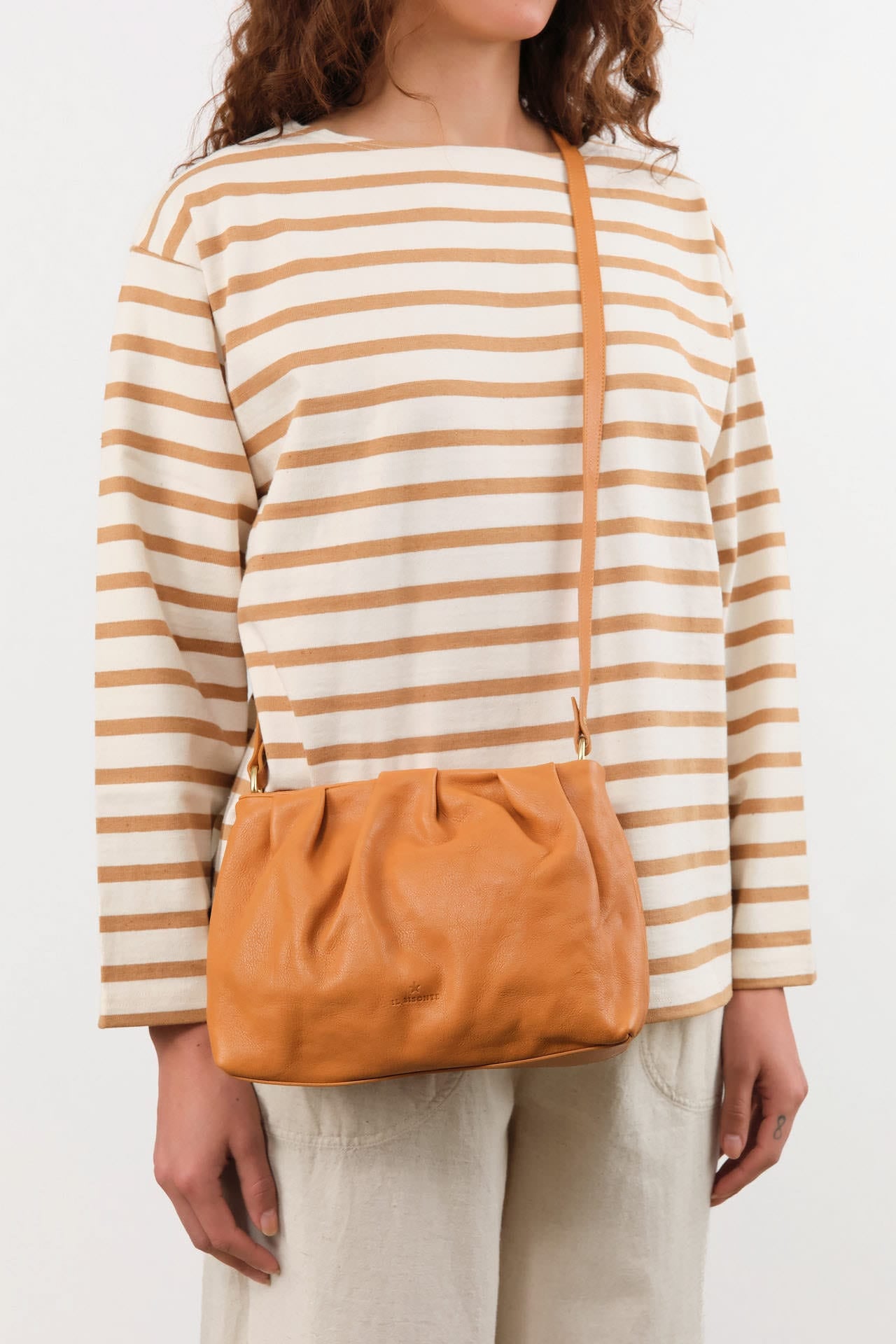 Il Bisonte Accessories Bags Accademia Crossbody Bag in Naturale Naturale / 7.5" L X 11.5" W X 2.75" D