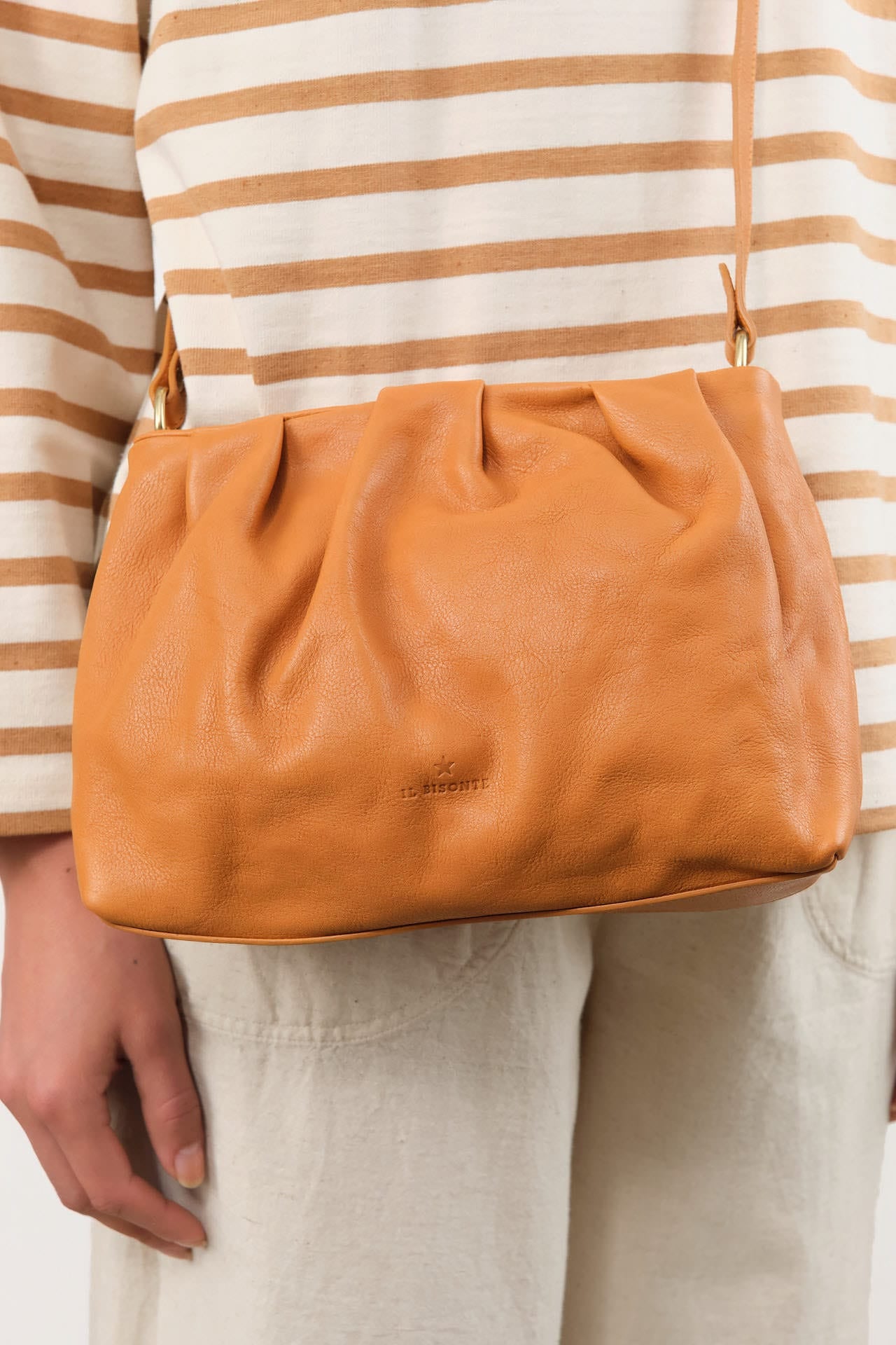 Il Bisonte Accessories Bags Accademia Crossbody Bag in Naturale Naturale / 7.5" L X 11.5" W X 2.75" D