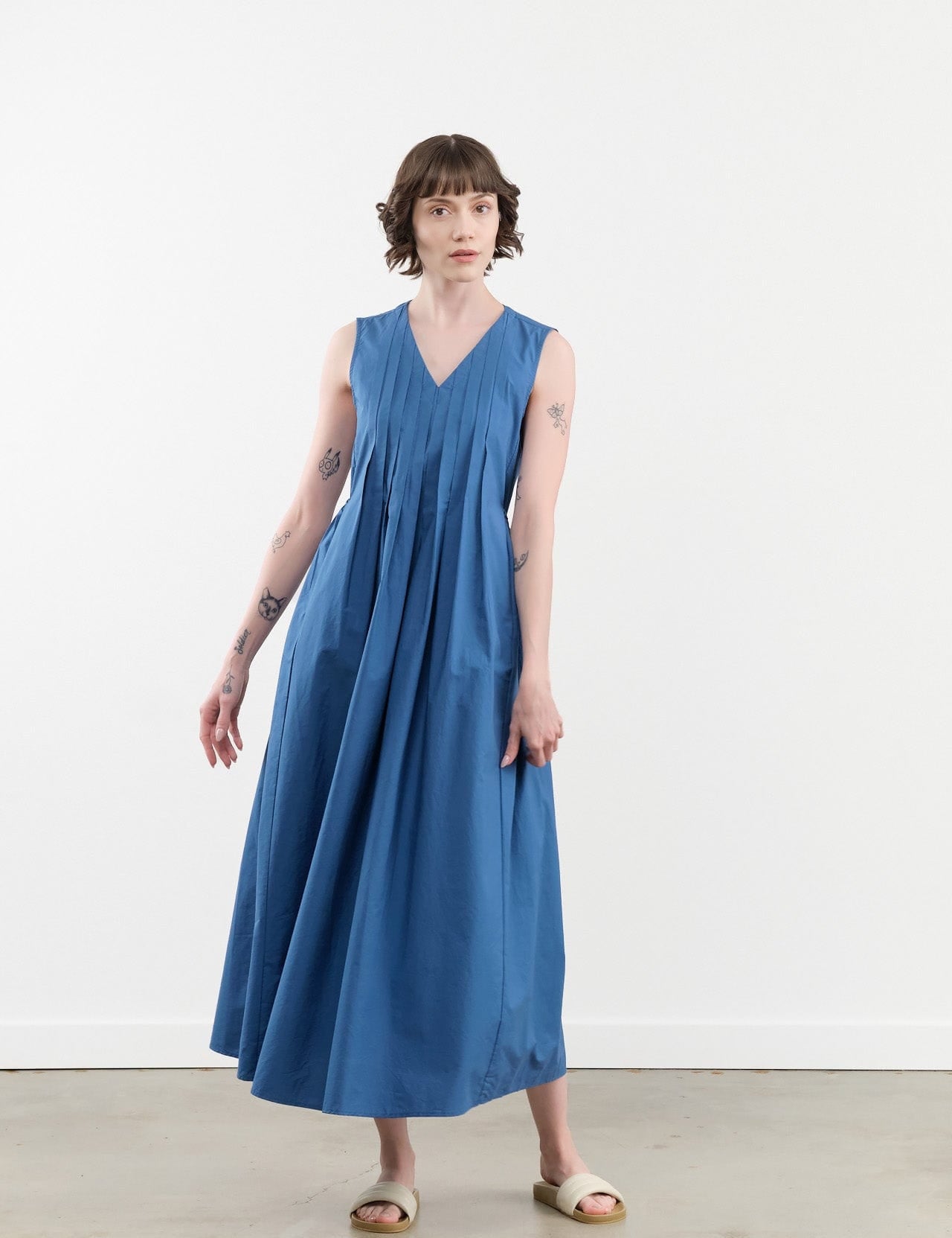 Black Crane Apparel Womens Dresses Pleated V Neck Dress