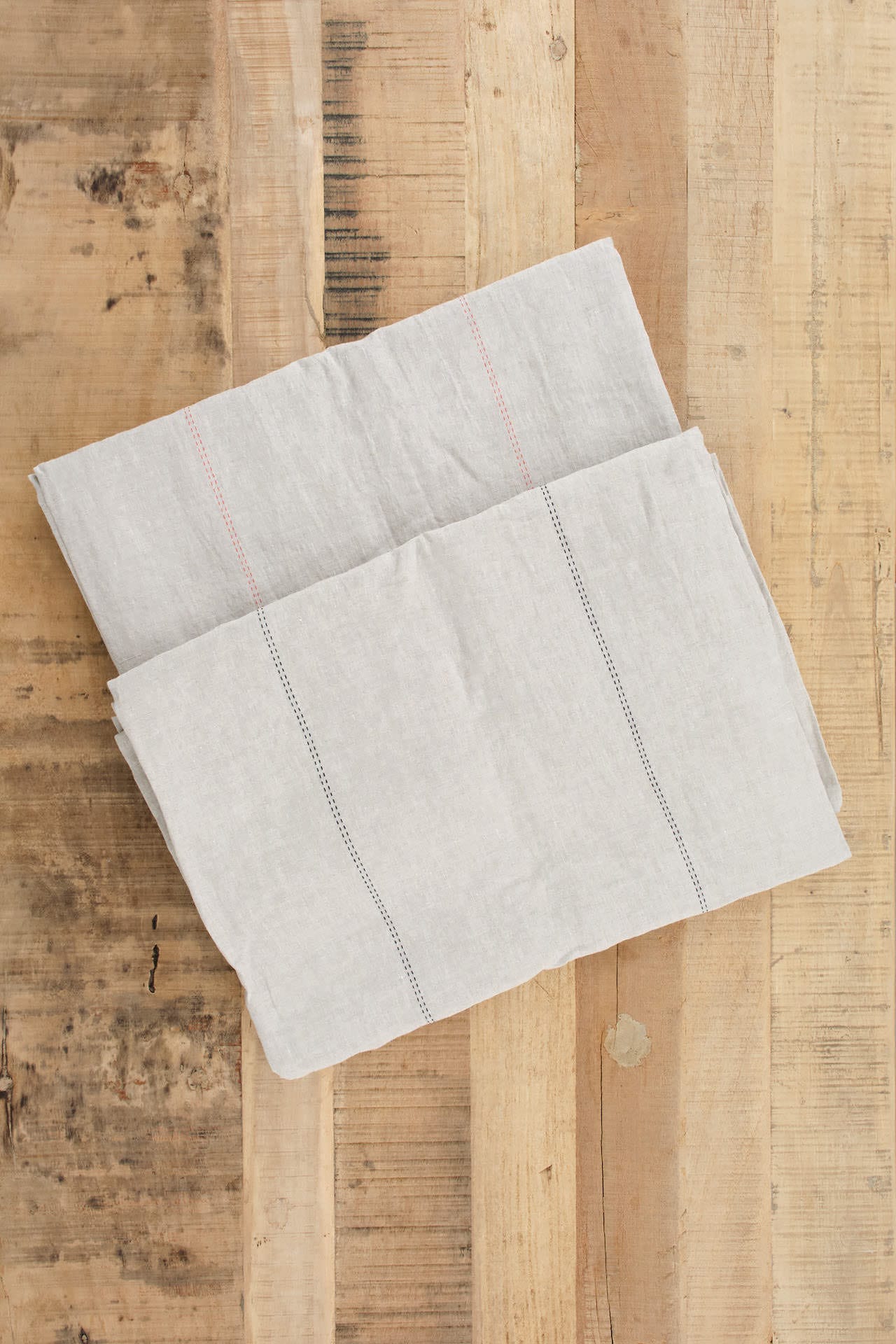 Charvet Editions Home Tablecloths Rythmo Tablecloth in Lin/Rouge