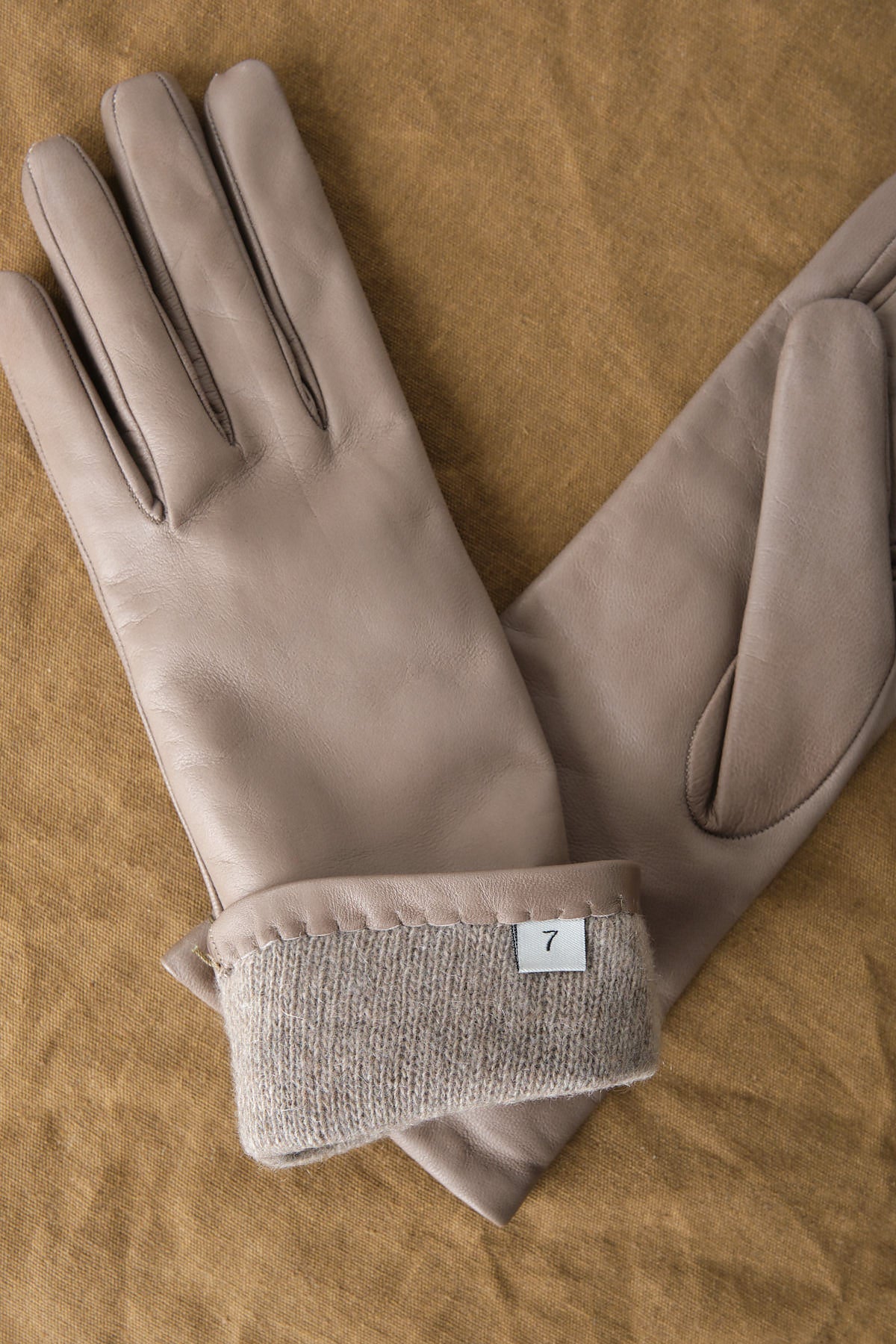 Classic Leather Gloves in Taupe