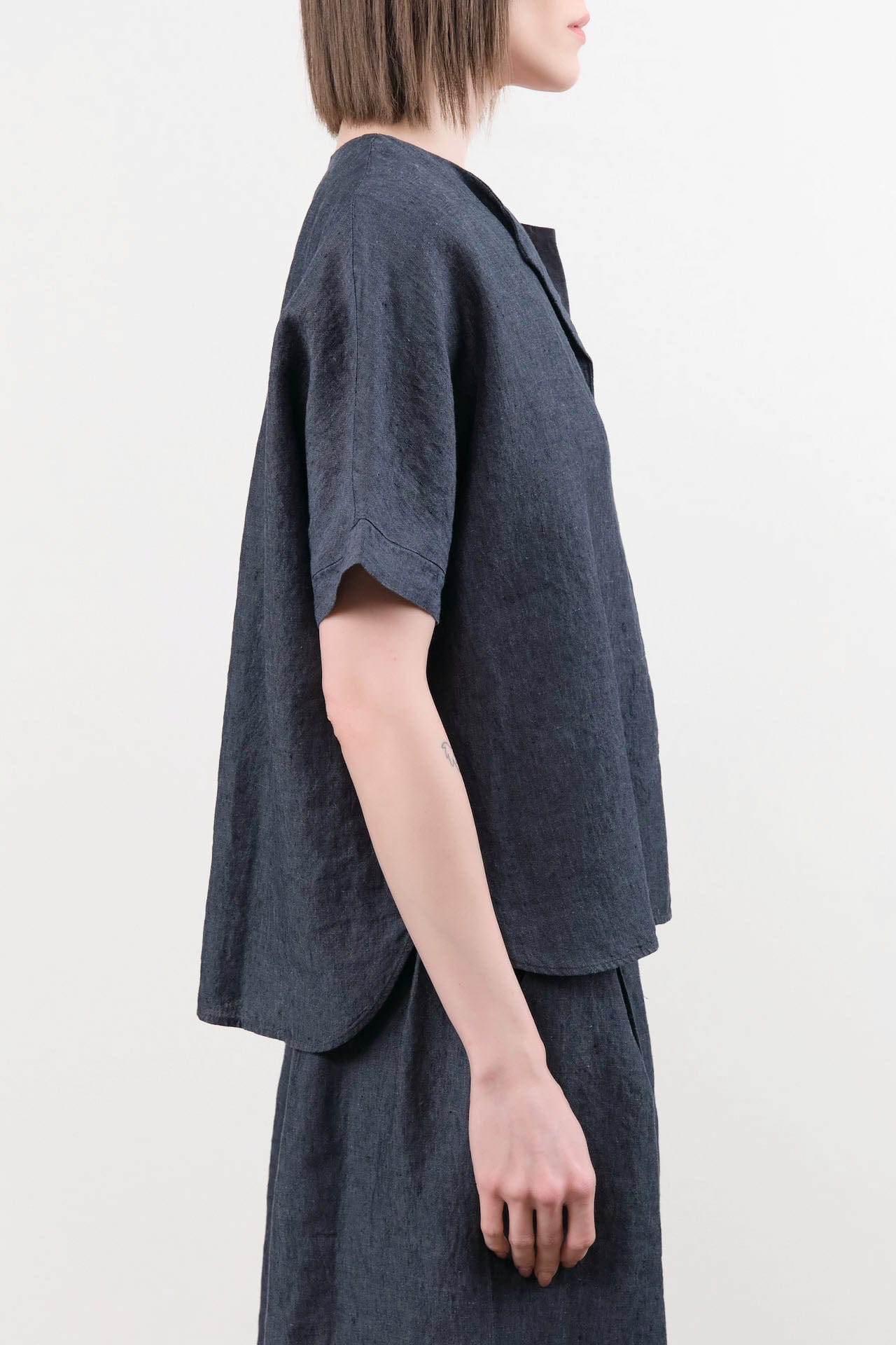 Evam Eva Apparel Womens Blouses Linen Tuck Pullover in Navy Navy / One Size