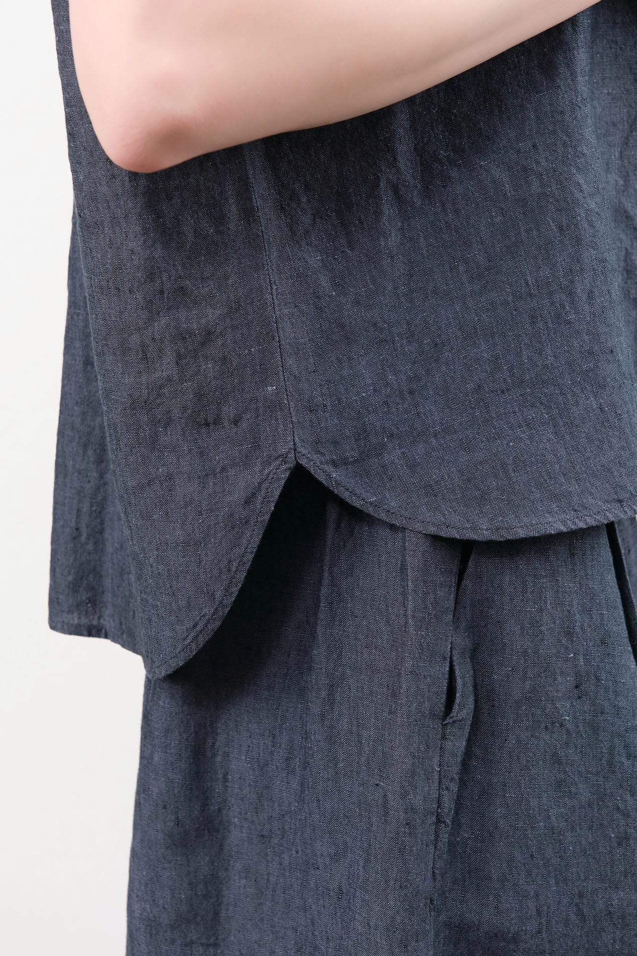 Evam Eva Apparel Womens Blouses Linen Tuck Pullover in Navy Navy / One Size