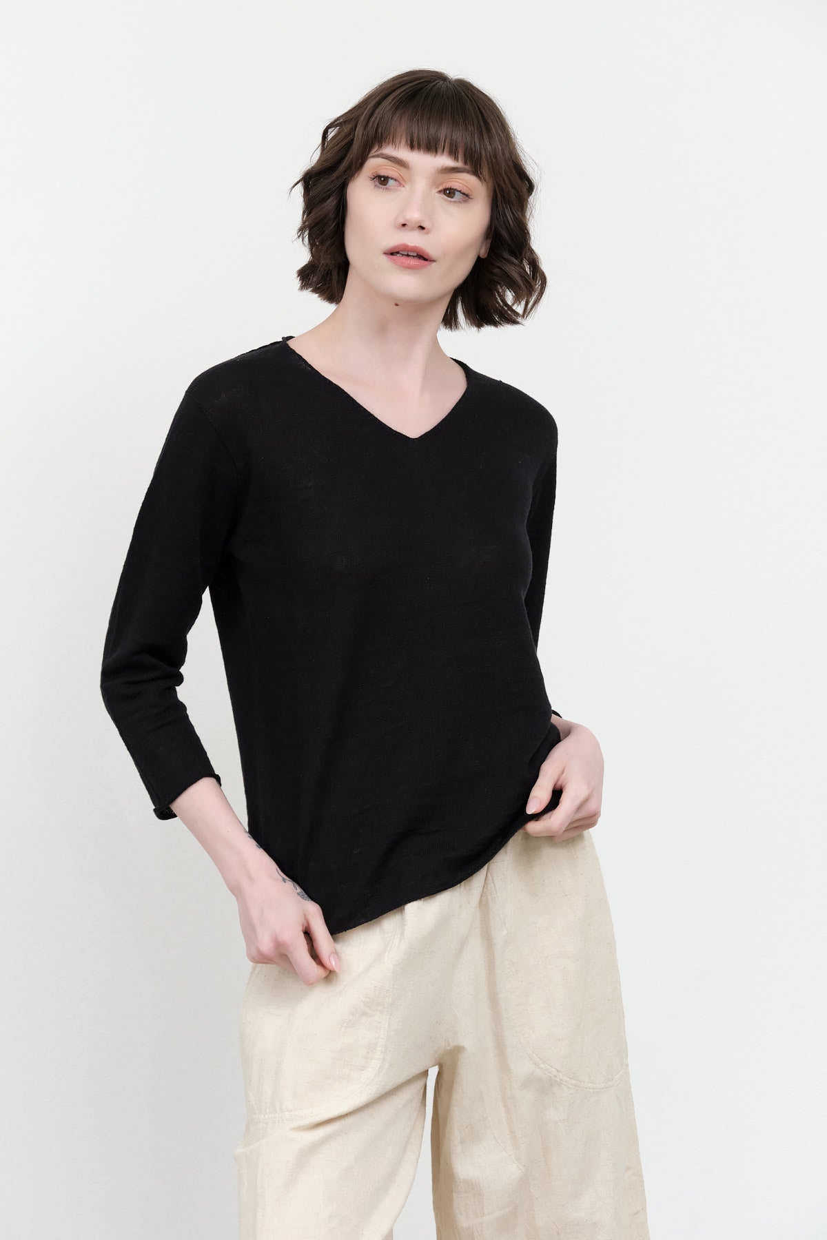 Styled Washable Linen V Neck Pullover in Black