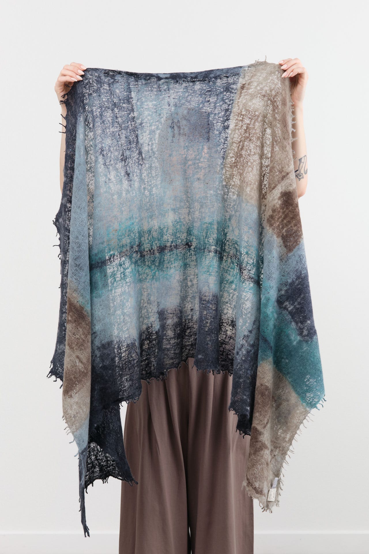 F Cashmere Accessories Scarves Felt Shawl in Blues Blues