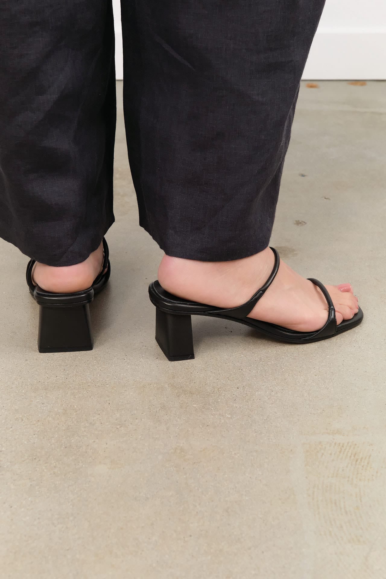 LoQ Accessories Womens Shoes Gael Sandal in Black