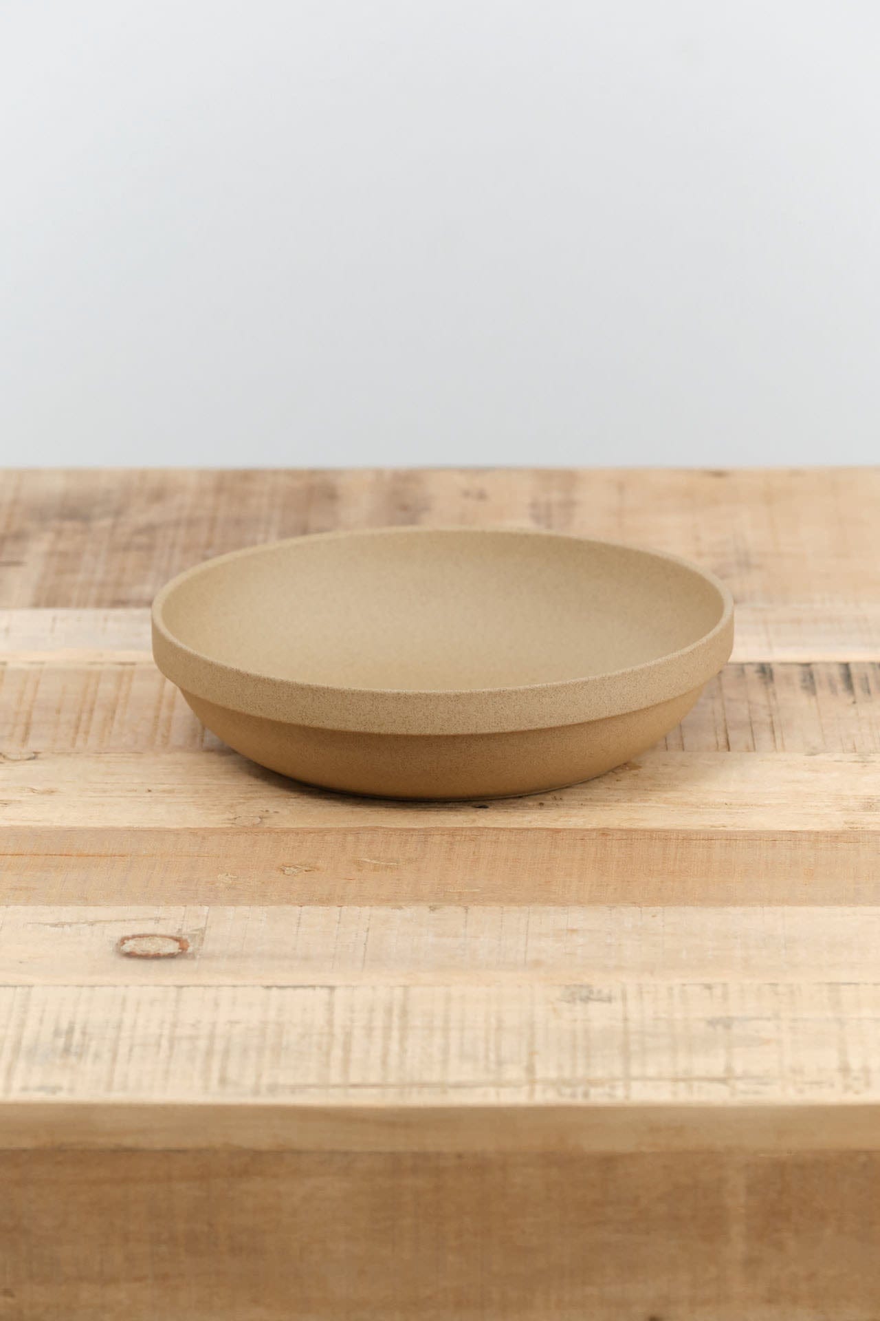 Hasami Porcelain Home Kitchen Dishware Large Round Bowl Natural / 8 5/8" Dia X 2" H