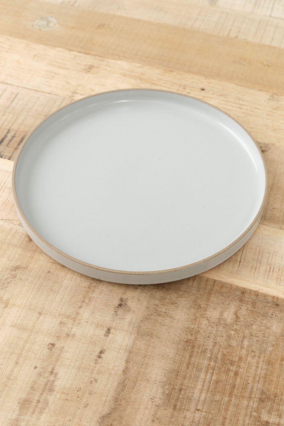 10" Plate by Hasami Porcelain in Gloss Gray