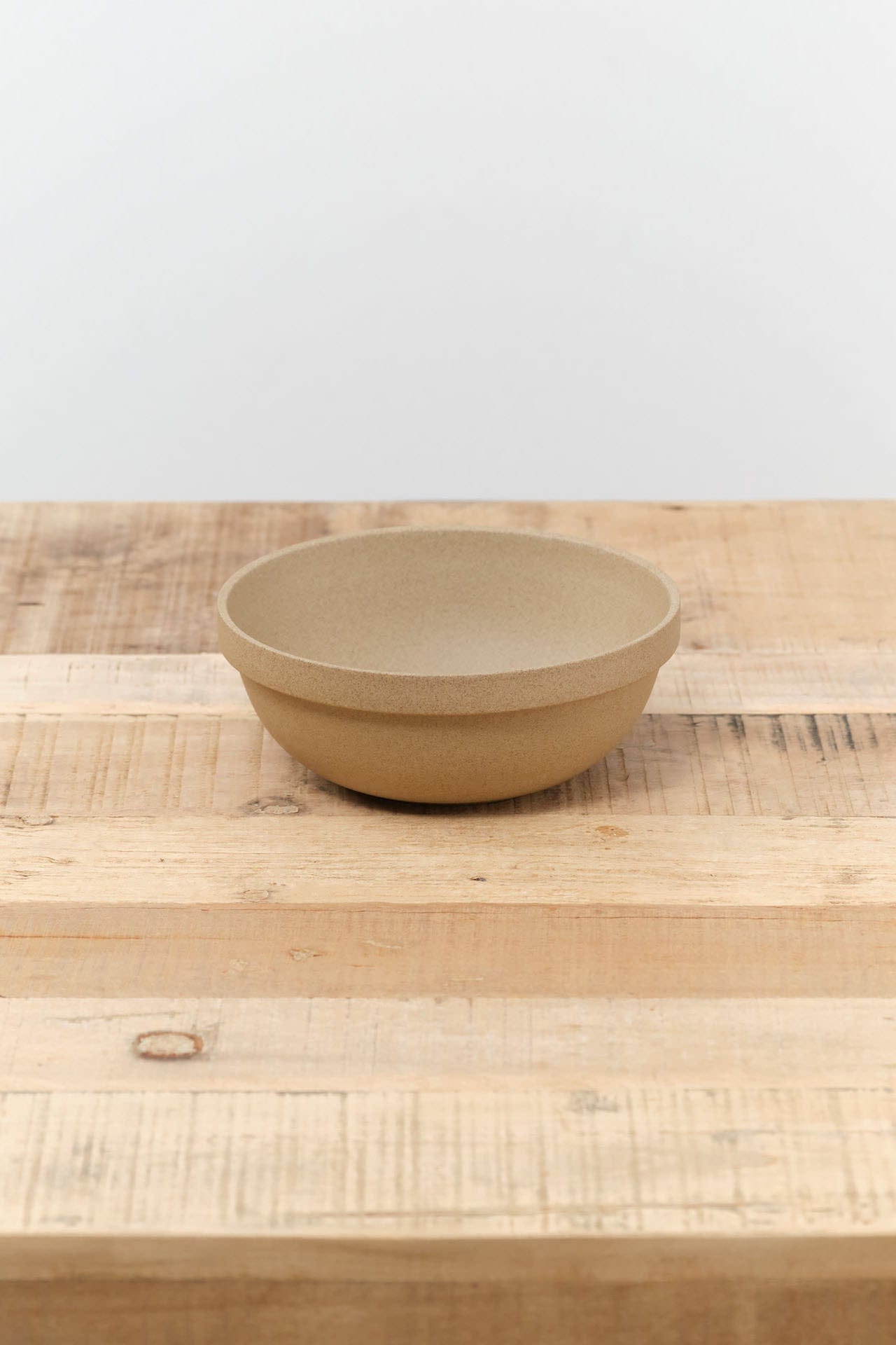 Hasami Porcelain Home Kitchen Dishware Mid-Deep Round Bowl Natural / 7 3/8" Dia X 2 7/8" H