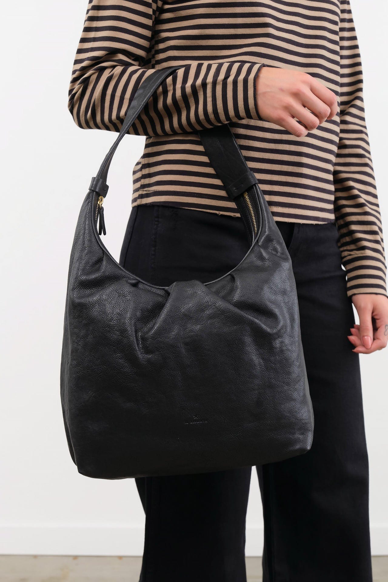 Il Bisonte Accessories Bags Accademia Hobo Shoulder Bag Nero / 12.5" L X 11.5" W X 4.25" D