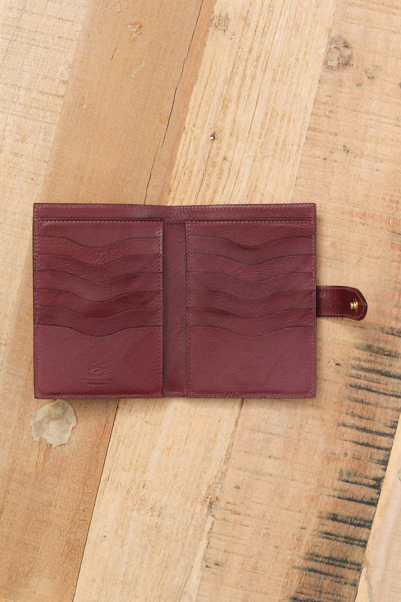 Il Bisonte Accessories Wallets Archivio Wallet in Black Cherry Black Cherry / 5.5" L X 4" W X 0.5" D
