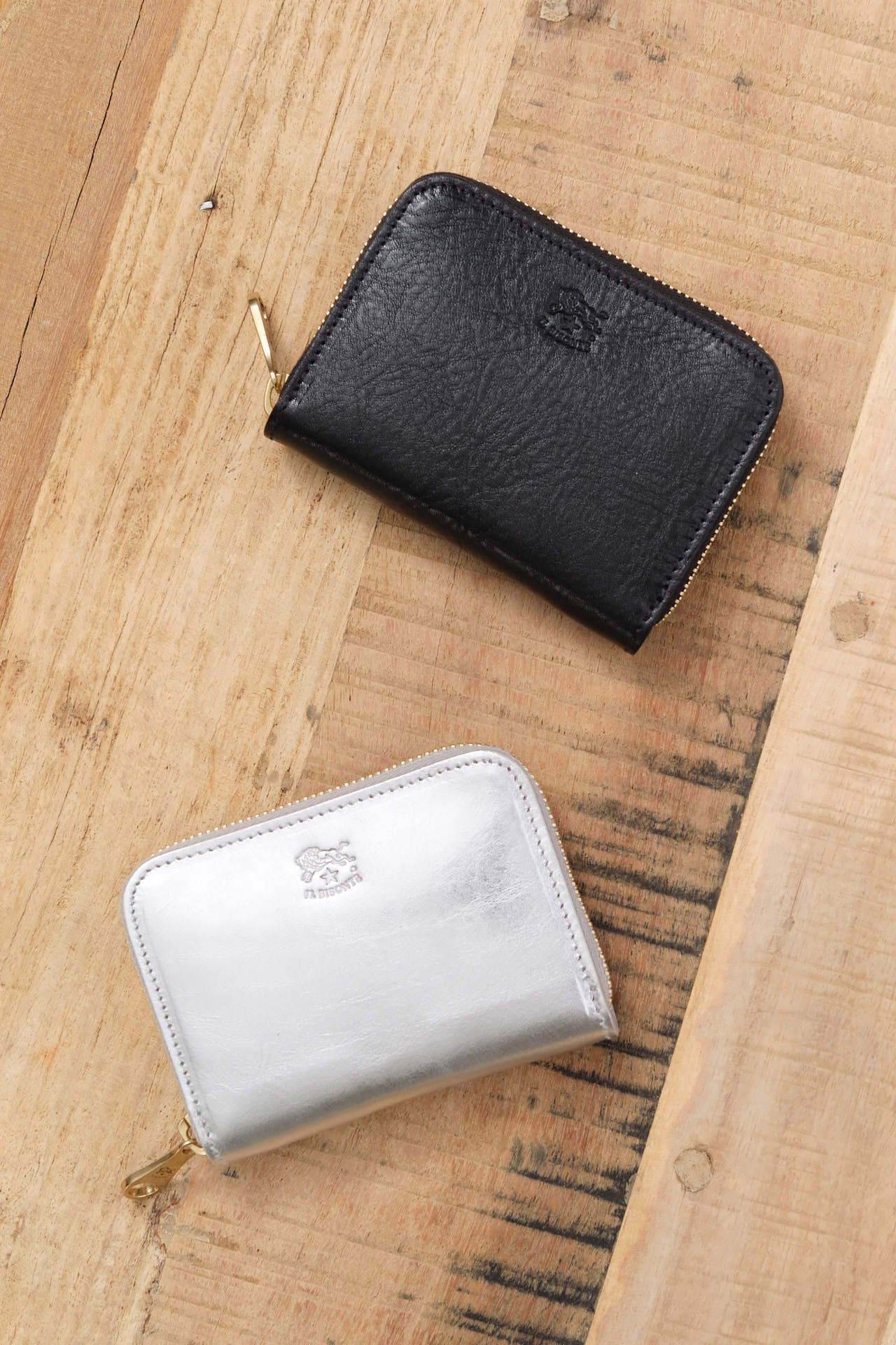 Il Bisonte Accessories Wallets Cestello Zip Around Wallet in Metallic Silver Metallic Silver / 4.25" L X 3.5" W X .75" D