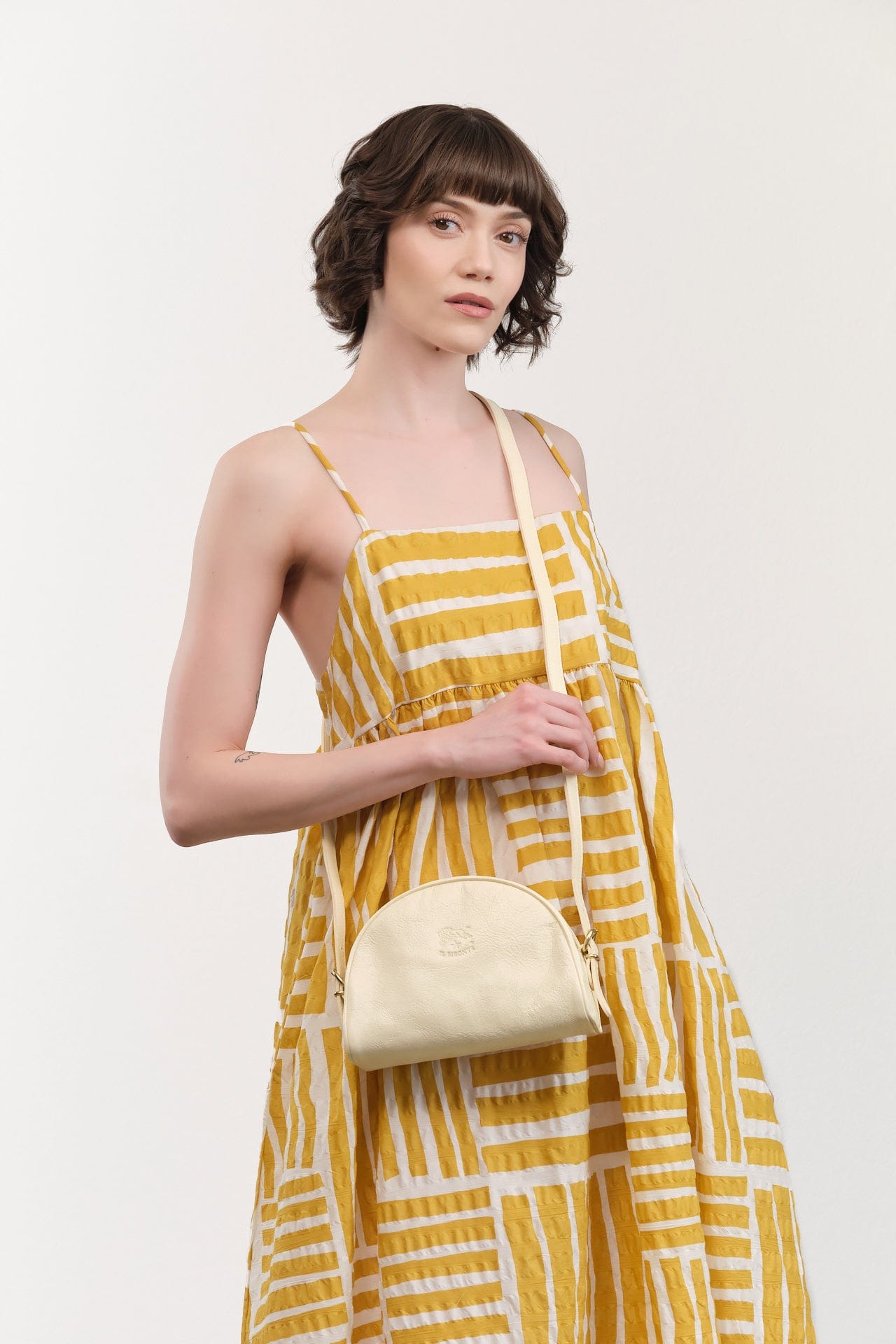 Il Bisonte Accessories Bags Classic Crossbody Bag in Milk Milk / 8.5" L X 6.25" H X 3" D