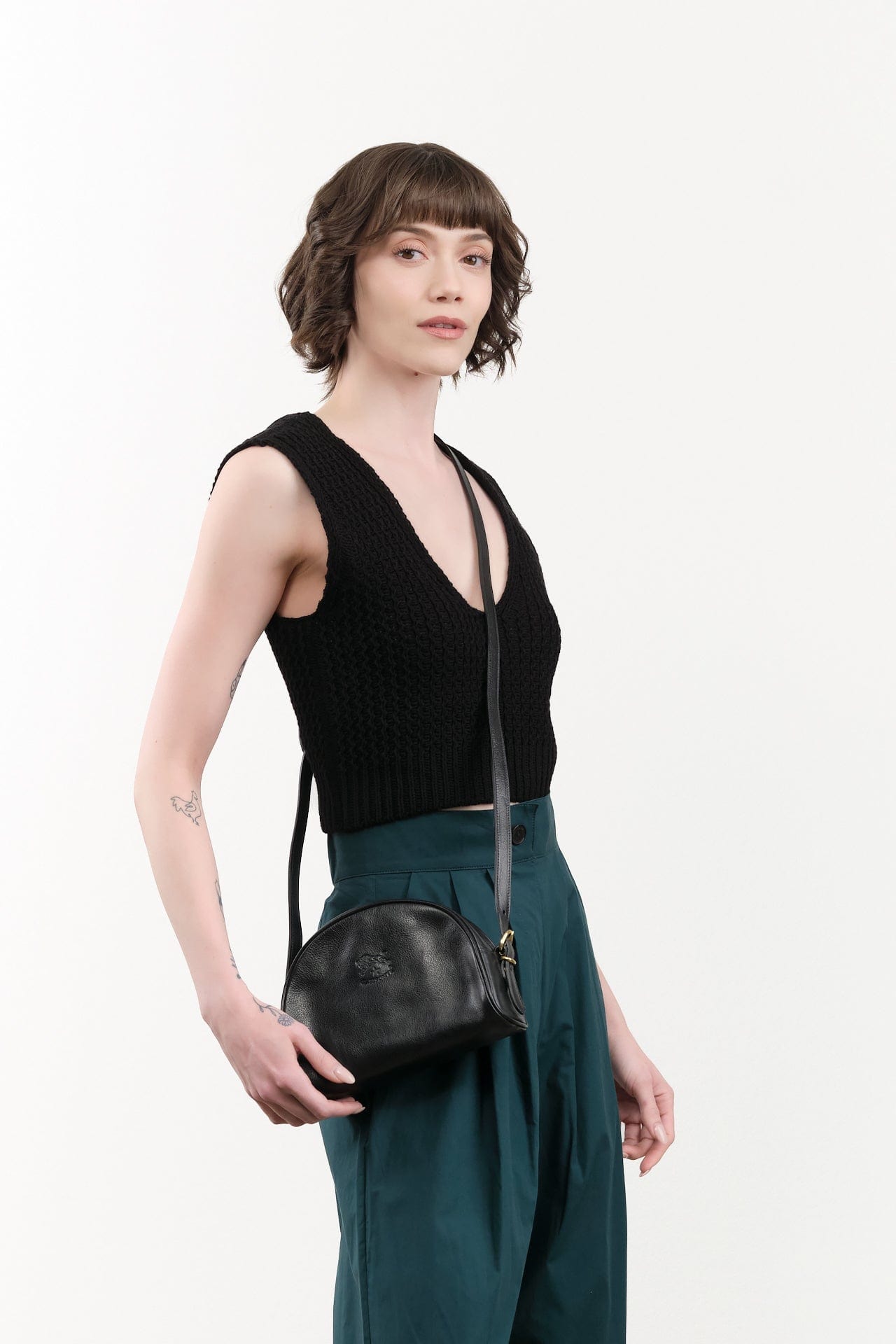 Il Bisonte Accessories Bags Classic Crossbody Bag in Nero Nero / 8.5" L X 6.25" H X 3" D