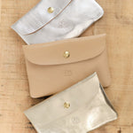 Il Bisonte Accessories Bags Classic Envelope Case in Caffe Latte Caffe Latte / 6.25" L X 4.25" W X .5" D