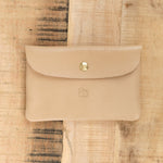 Il Bisonte Accessories Bags Classic Envelope Case in Caffe Latte Caffe Latte / 6.25" L X 4.25" W X .5" D