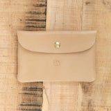 Il Bisonte Accessories Bags Classic Envelope Case in Caffe Latte Caffe Latte / 6.25" L X 4.25" W X .5" D