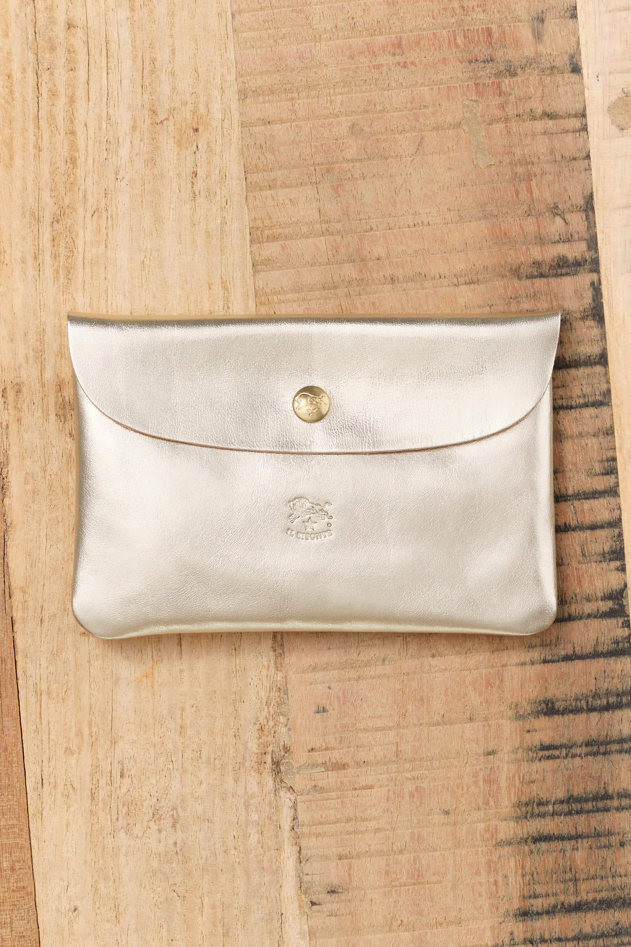 Il Bisonte Accessories Wallets Classic Envelope Case in Metallic Platinum Metallic Platinum / 6.25" L X 4.25" W X .5" D