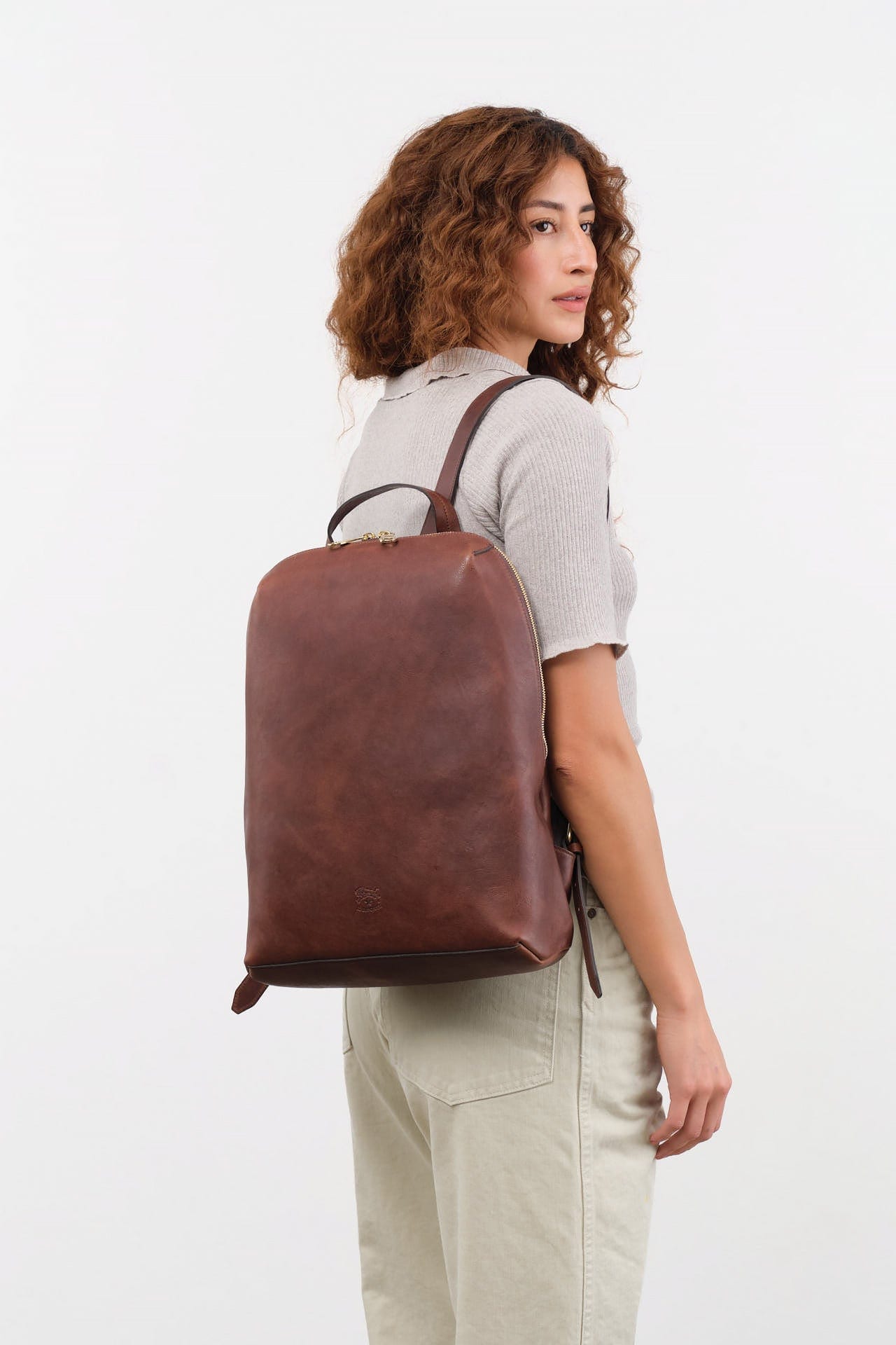 Il Bisonte Accessories Bags Duccio Backpack Bag in Caffe Caffe / 11" L X 15.5" H X 4.25" D