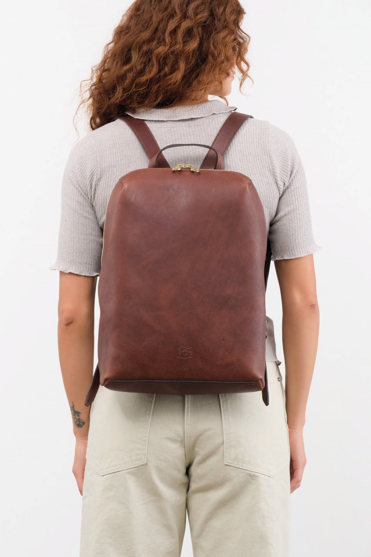 Il Bisonte Accessories Bags Duccio Backpack Bag in Caffe Caffe / 11" L X 15.5" H X 4.25" D
