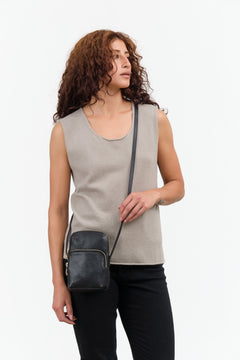 Il Bisonte Accessories Bags Duccio Crossbody Bag in Nero Nero / 5.5" L X 7.75" H X 2.5" D