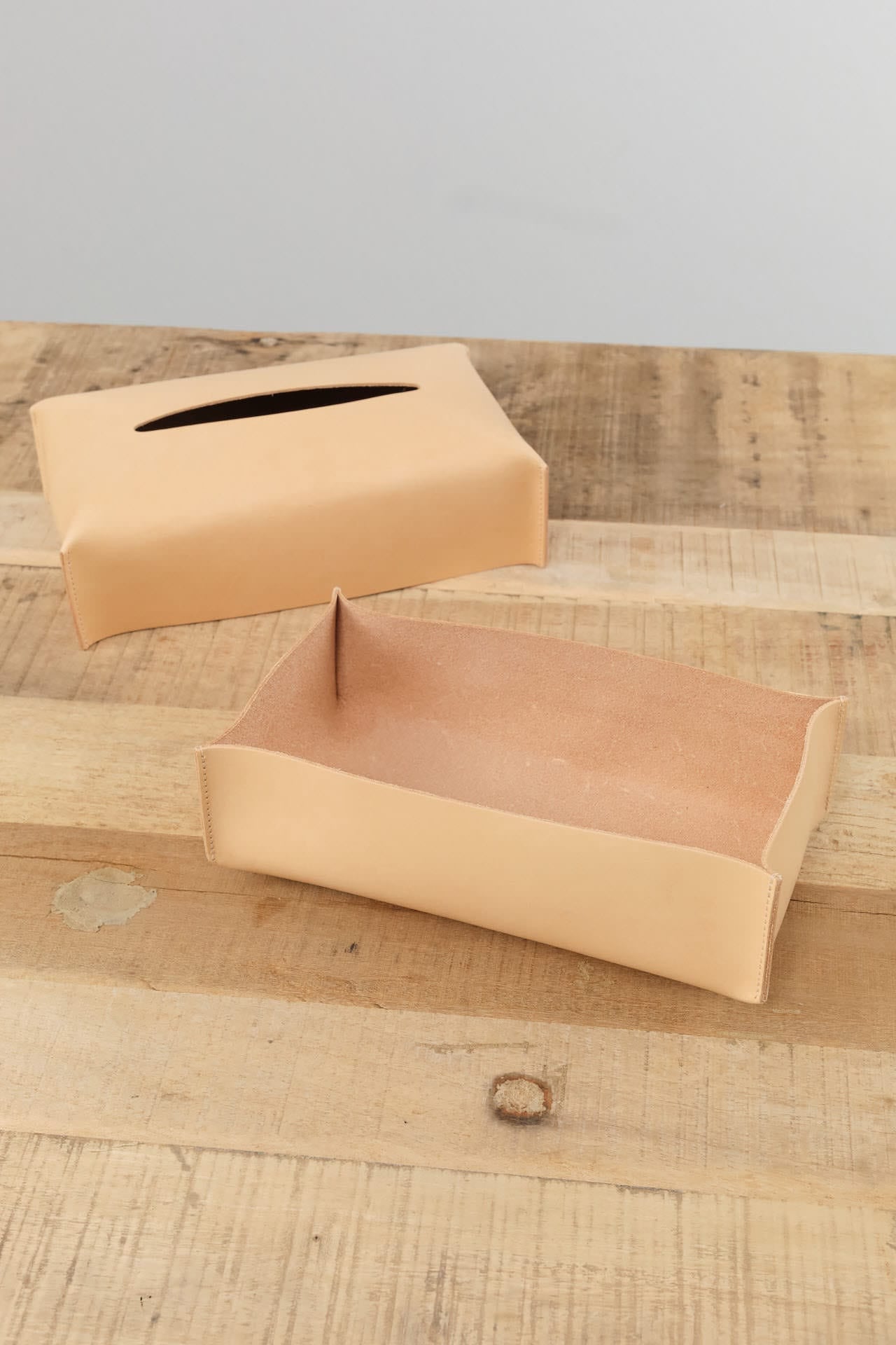 Il Bisonte Home Bath Accessories Kleenex Tissue Dispenser in Naturale Naturale / 9.75" L X 5.5" W X 3" D