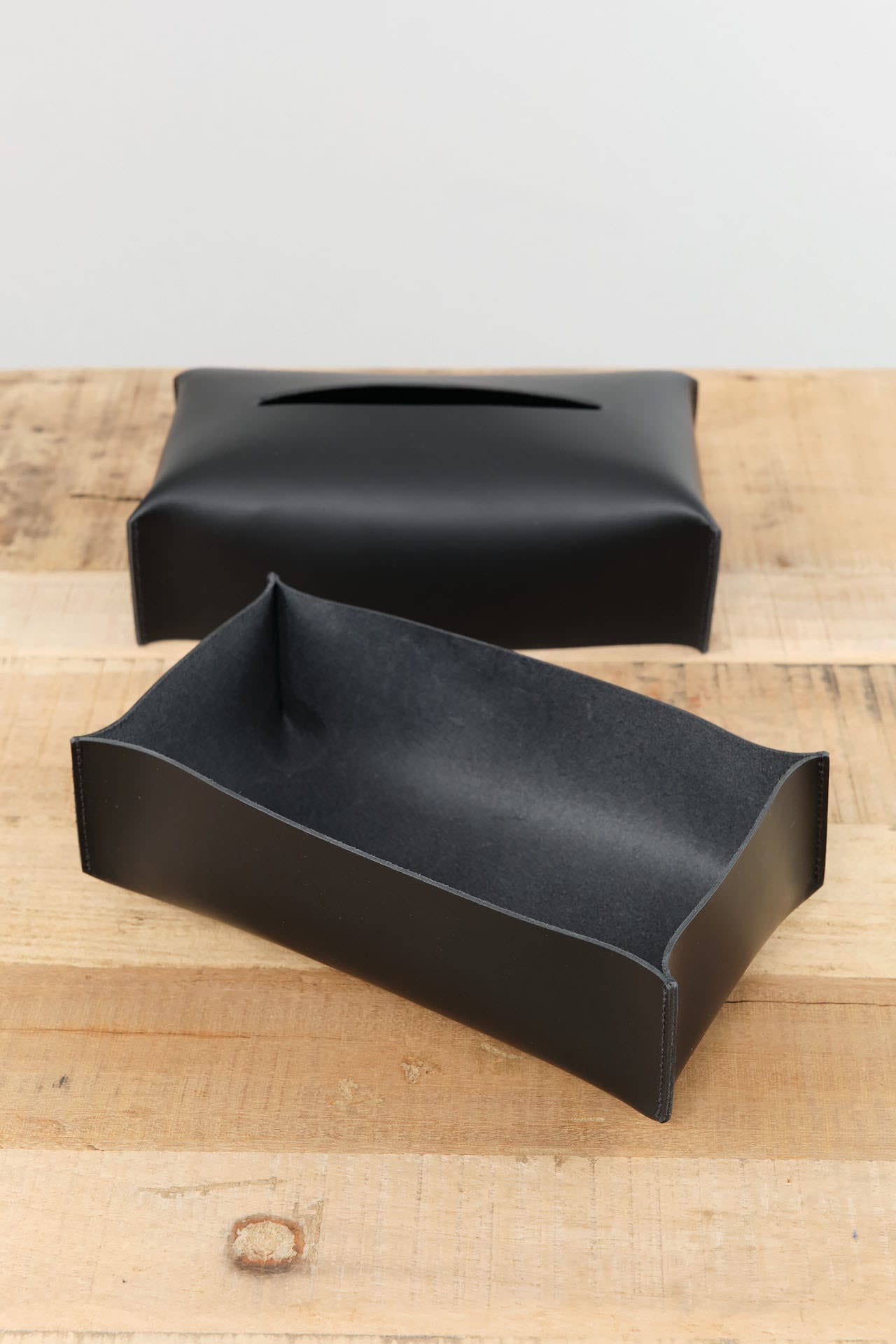 Il Bisonte Home Bath Accessories Kleenex Tissue Dispenser in Nero Nero / 9.75" L X 5.5" W X 3" D