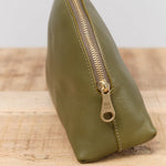 Il Bisonte Accessories Bags Large Bigallo Beauty Case in Verde Rugiada Verde Rugiada / 8" L X 6.25" H X 2.75" D