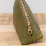 Il Bisonte Accessories Bags Large Bigallo Beauty Case in Verde Rugiada Verde Rugiada / 8" L X 6.25" H X 2.75" D