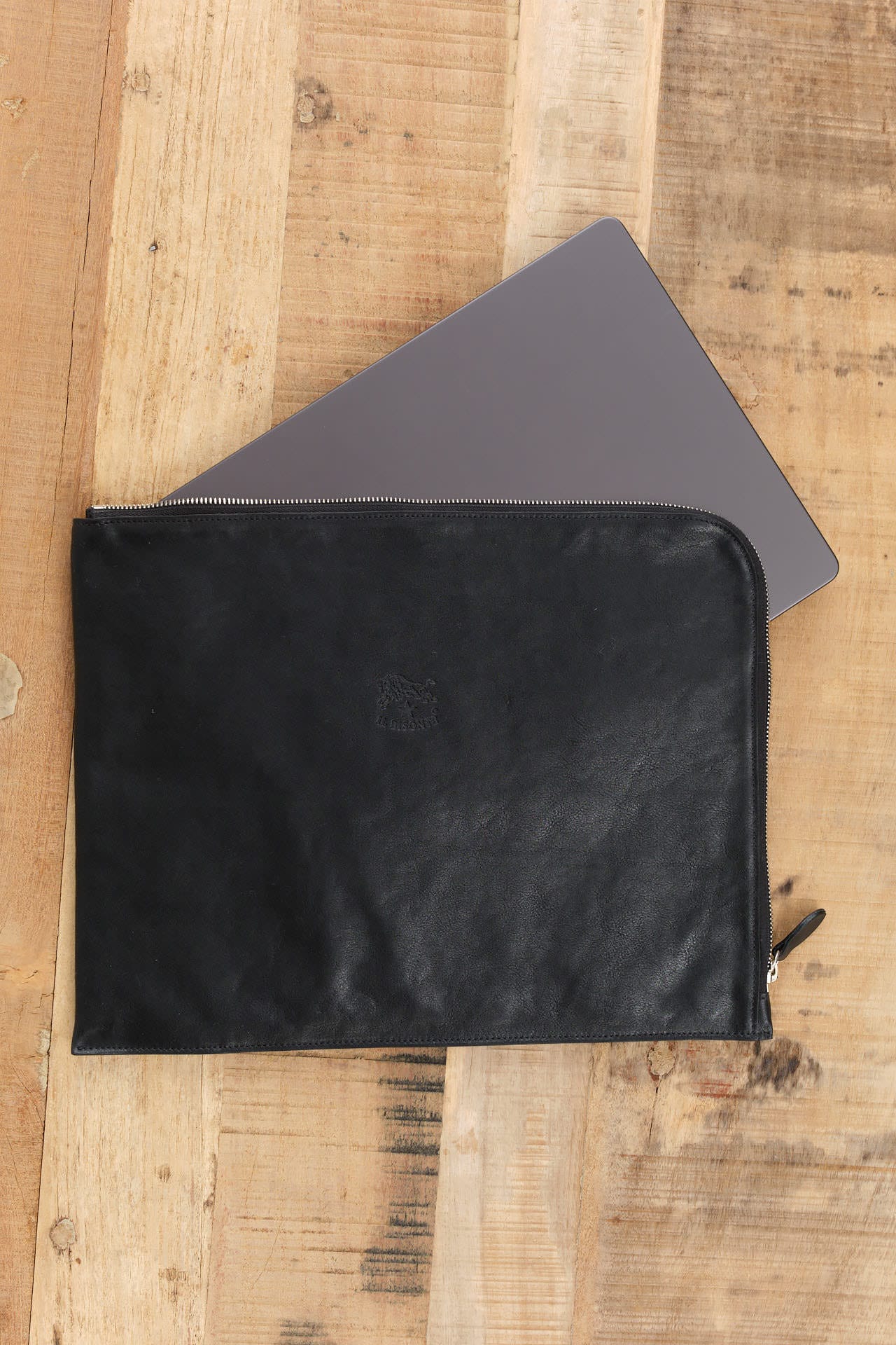 Il Bisonte Accessories Bags Leather Portfolio in Nero Nero / 13" L X 9.75" W X .5" D