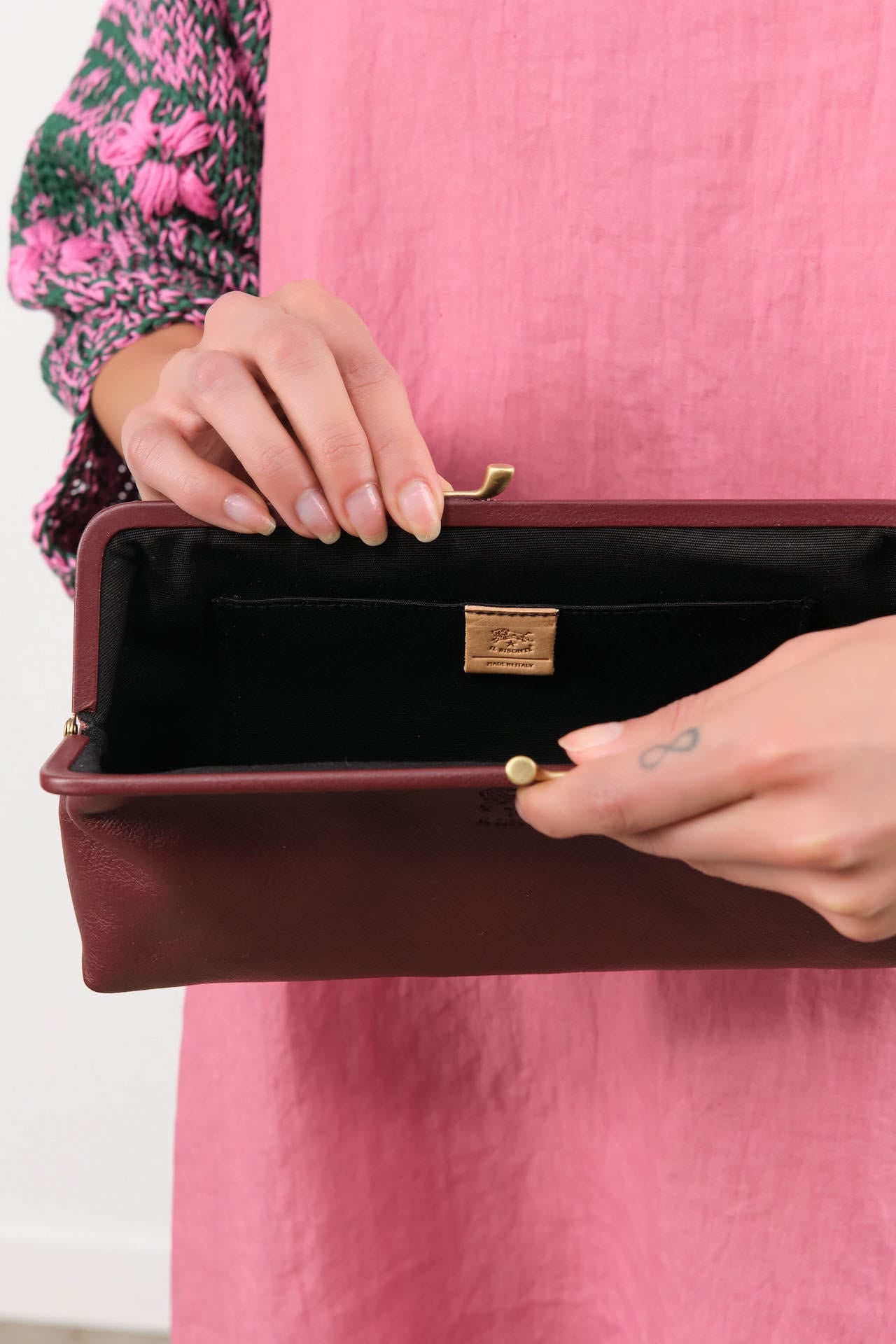 Il Bisonte Accessories Bags Manuela Clutch Bag in Amarena Amarena / 10.25" L X 5.1" W X 1.5" D