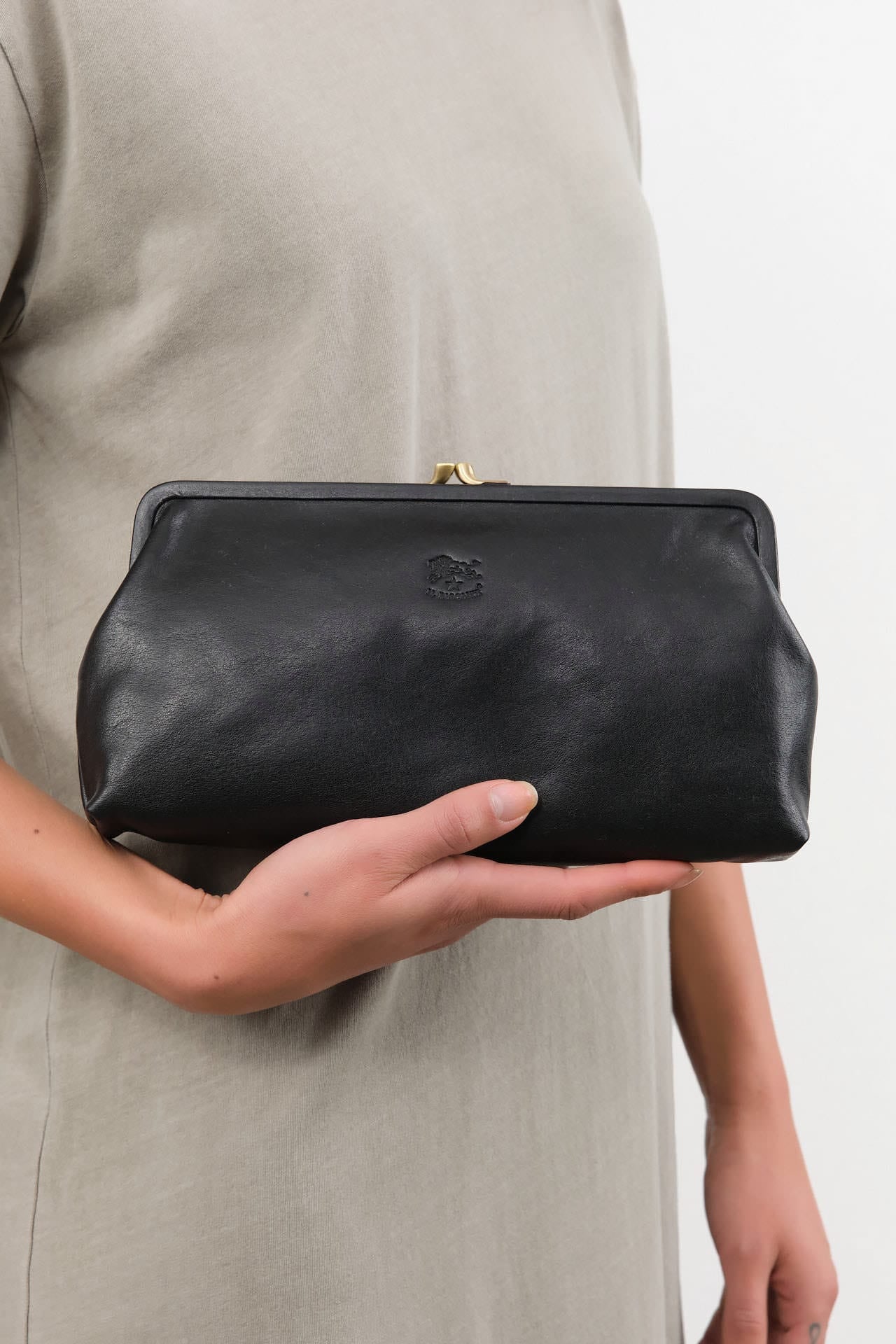 Il Bisonte Accessories Bags Manuela Clutch Bag in Nero Nero / 10.25" L X 5" H X 1.5" D