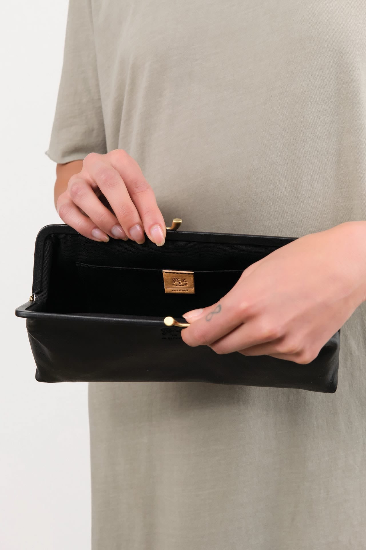 Il Bisonte Accessories Bags Manuela Clutch Bag in Nero Nero / 10.25" L X 5" H X 1.5" D