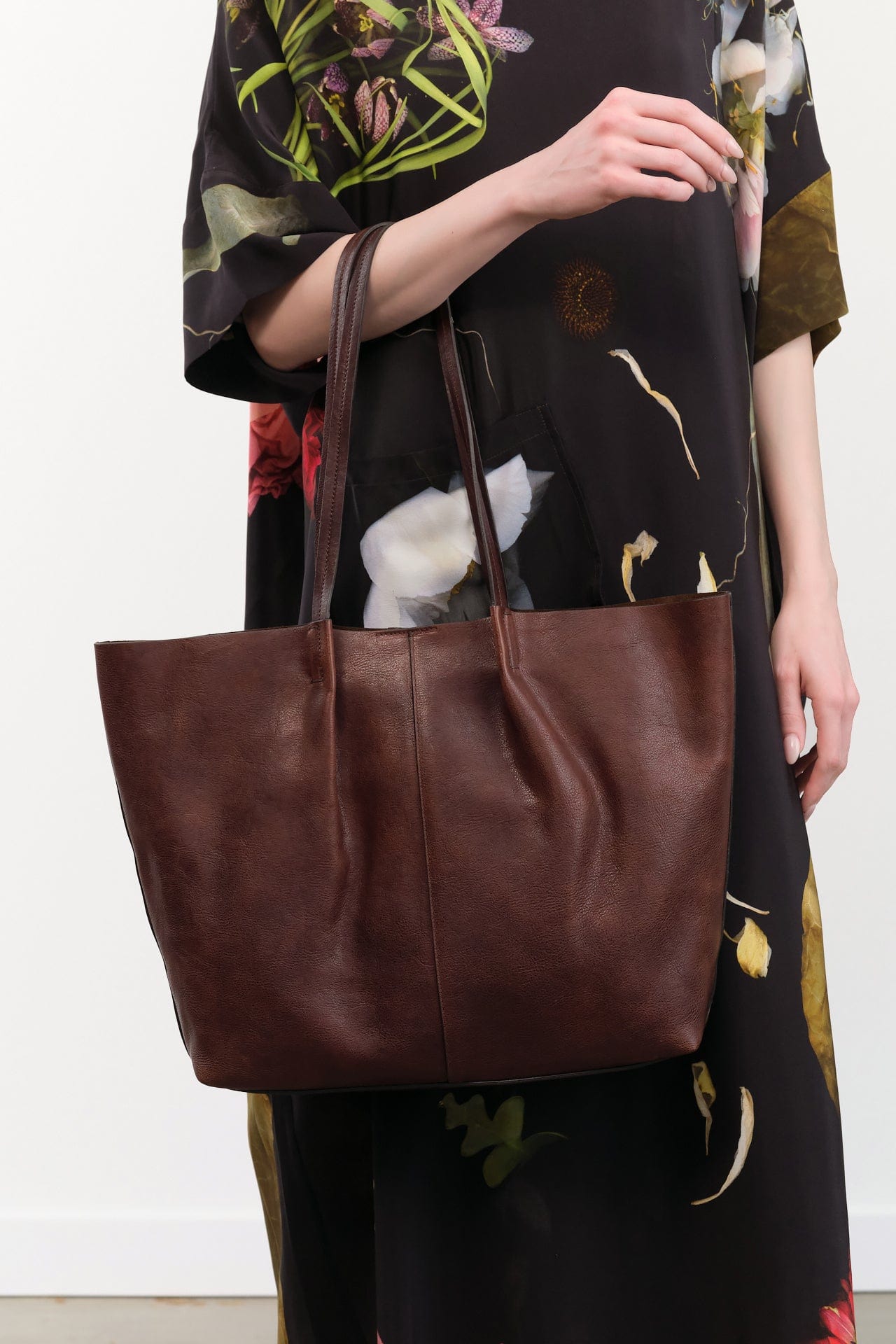 Il Bisonte Accessories Bags Nina Tote Bag Caffe / 17.75" L X 12.5" H X 7" D