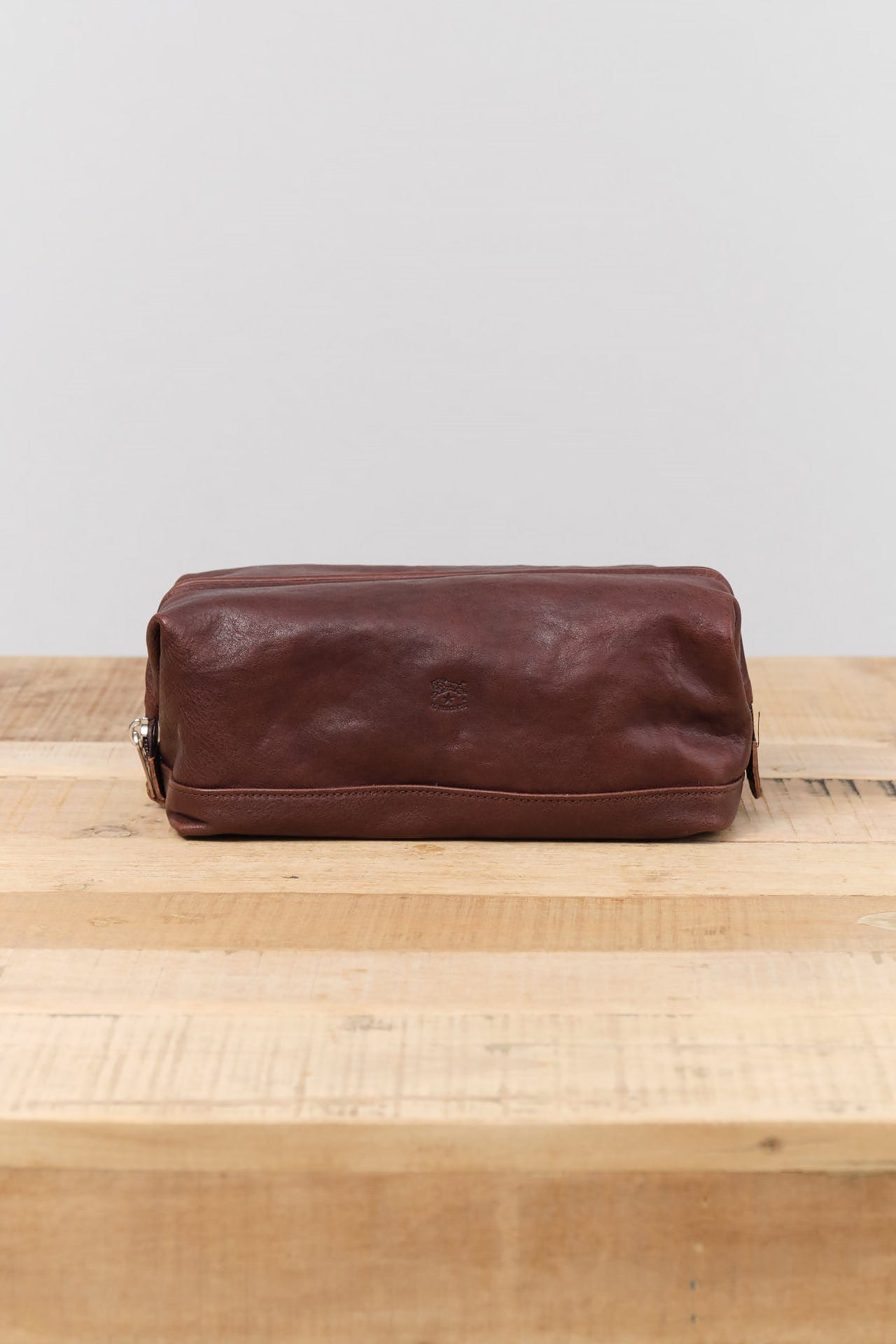Il Bisonte Accessories Bags Populonia Cowhide Beauty Case in Caffe Caffe / 9" L X 4.5" H X 5" D