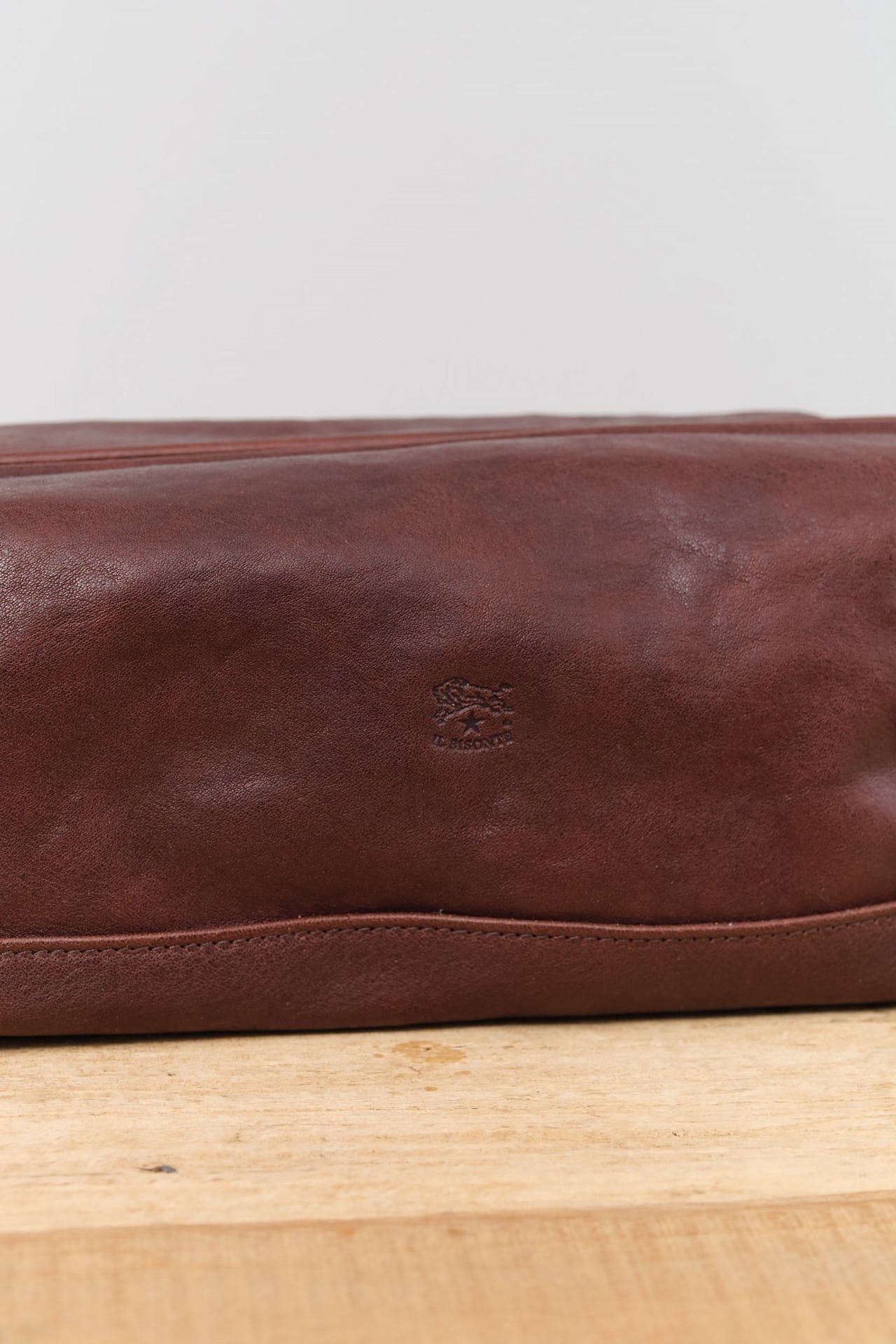 Il Bisonte Accessories Bags Populonia Cowhide Beauty Case in Caffe Caffe / 9" L X 4.5" H X 5" D