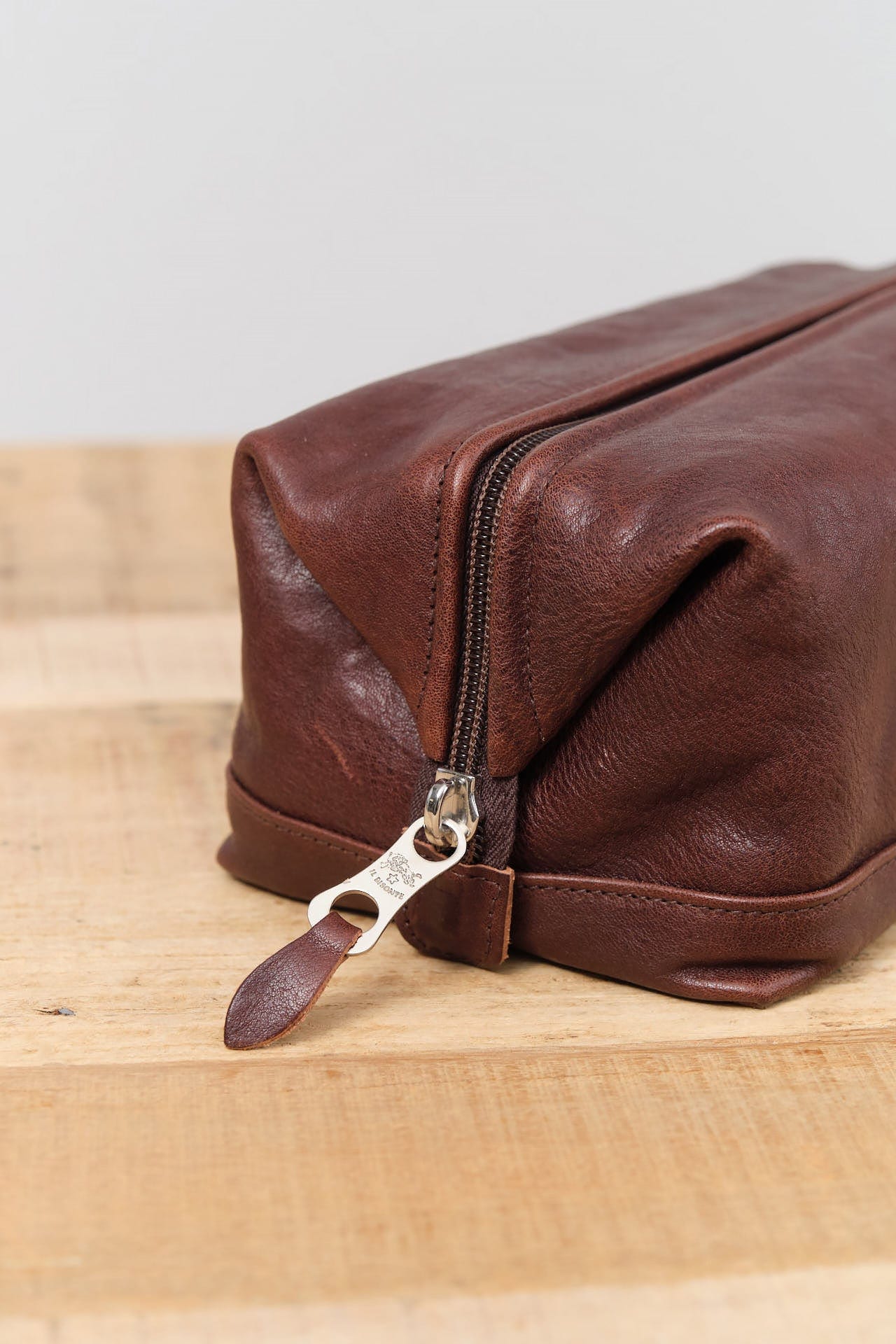 Il Bisonte Accessories Bags Populonia Cowhide Beauty Case in Caffe Caffe / 9" L X 4.5" H X 5" D
