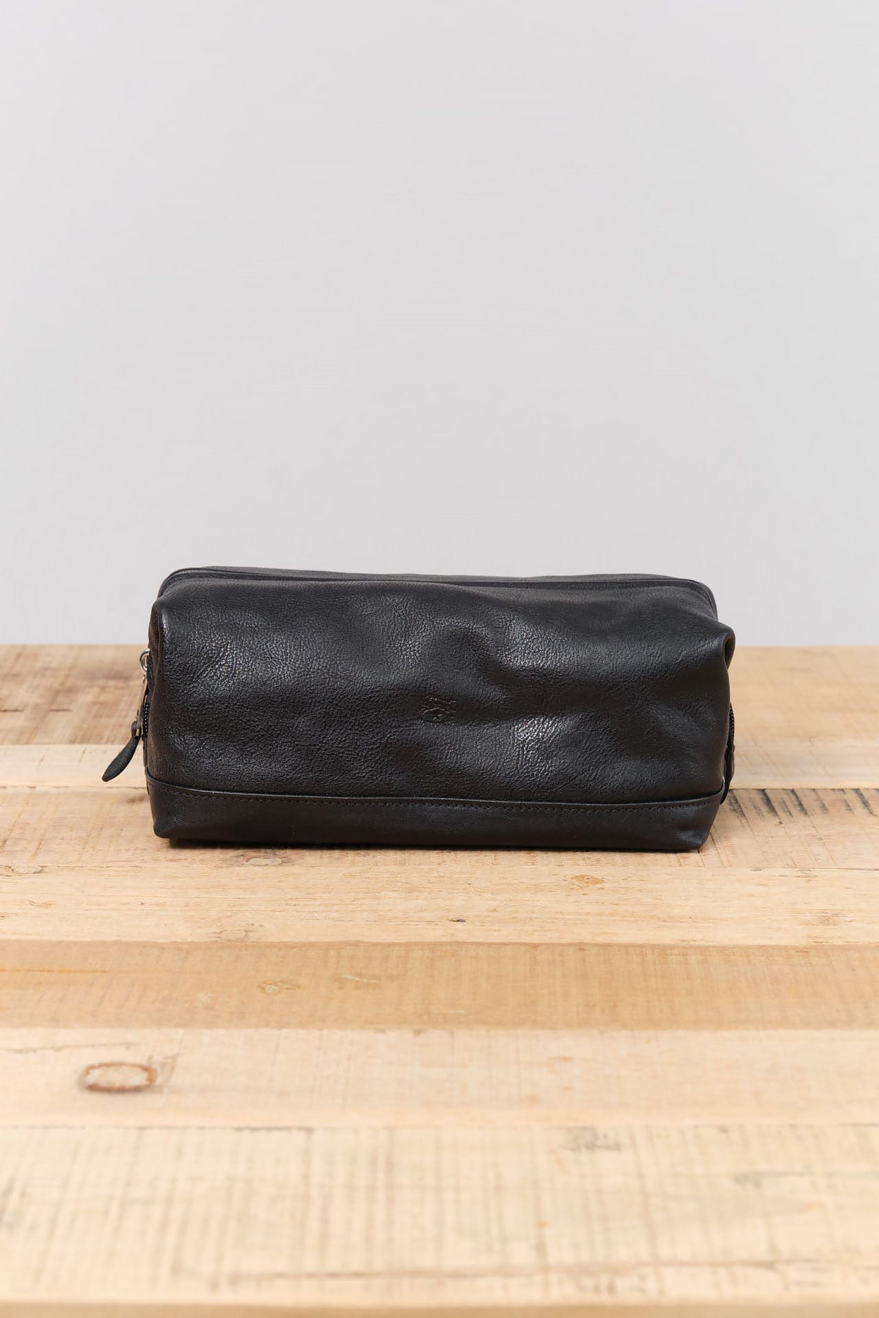 Il Bisonte Accessories Bags Populonia Cowhide Beauty Case in Nero Nero / 9" L X 4.5" H X 5" D