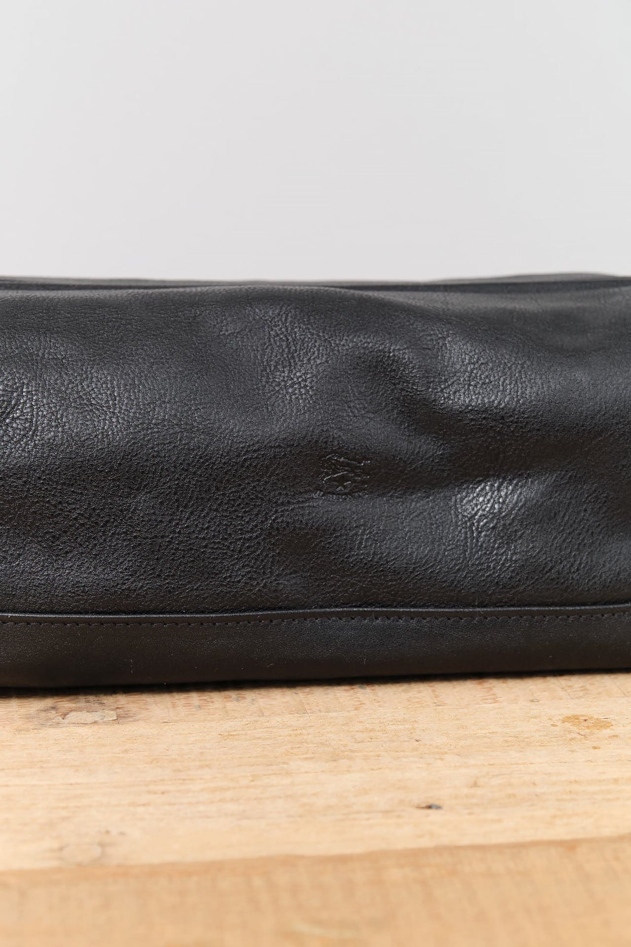 Il Bisonte Accessories Bags Populonia Cowhide Beauty Case in Nero Nero / 9" L X 4.5" H X 5" D