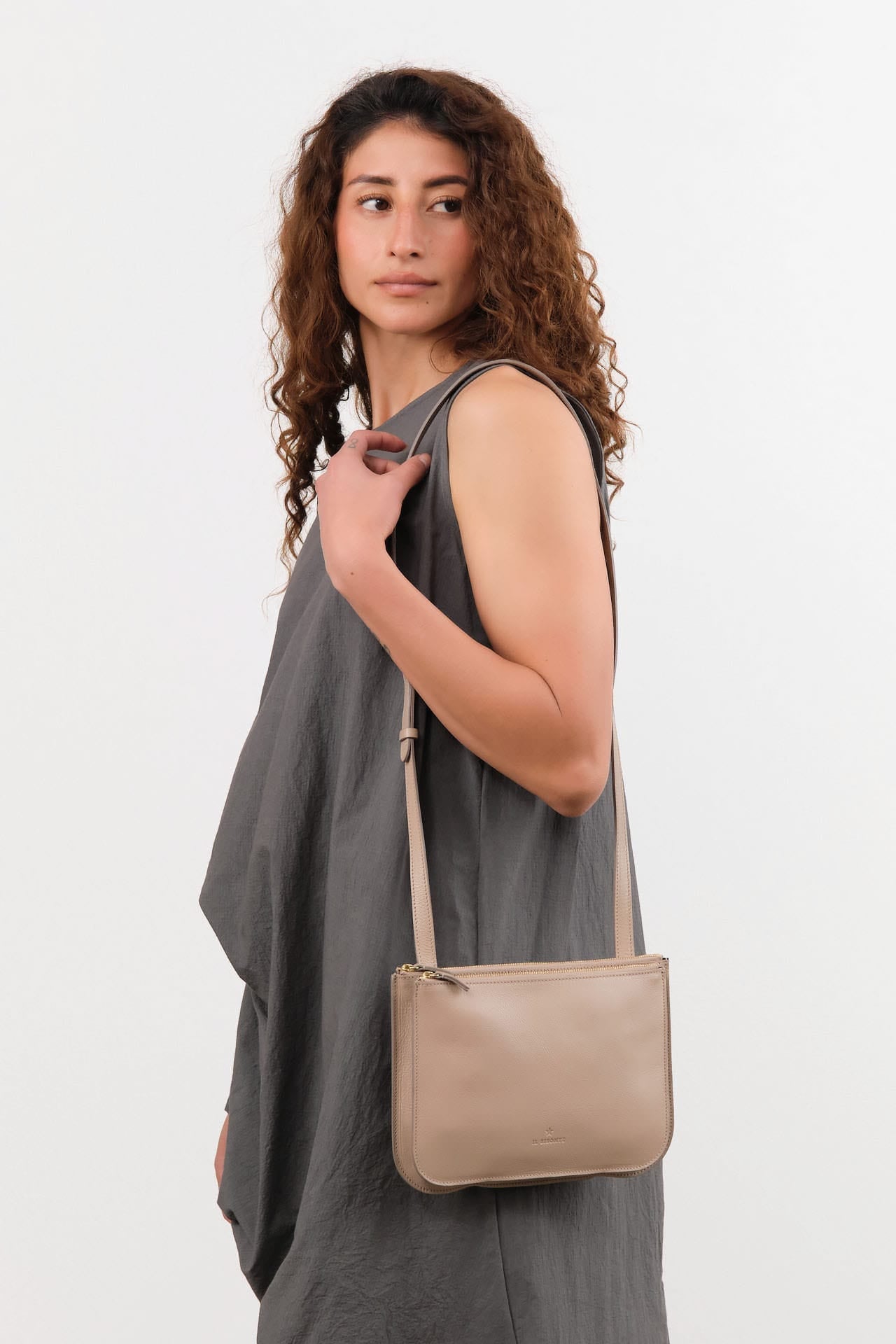 Il Bisonte Accessories Bags Roseto Crossbody Bag in Beige Vasari Beige Vasari / 9.75" L X 7" W X .75" D