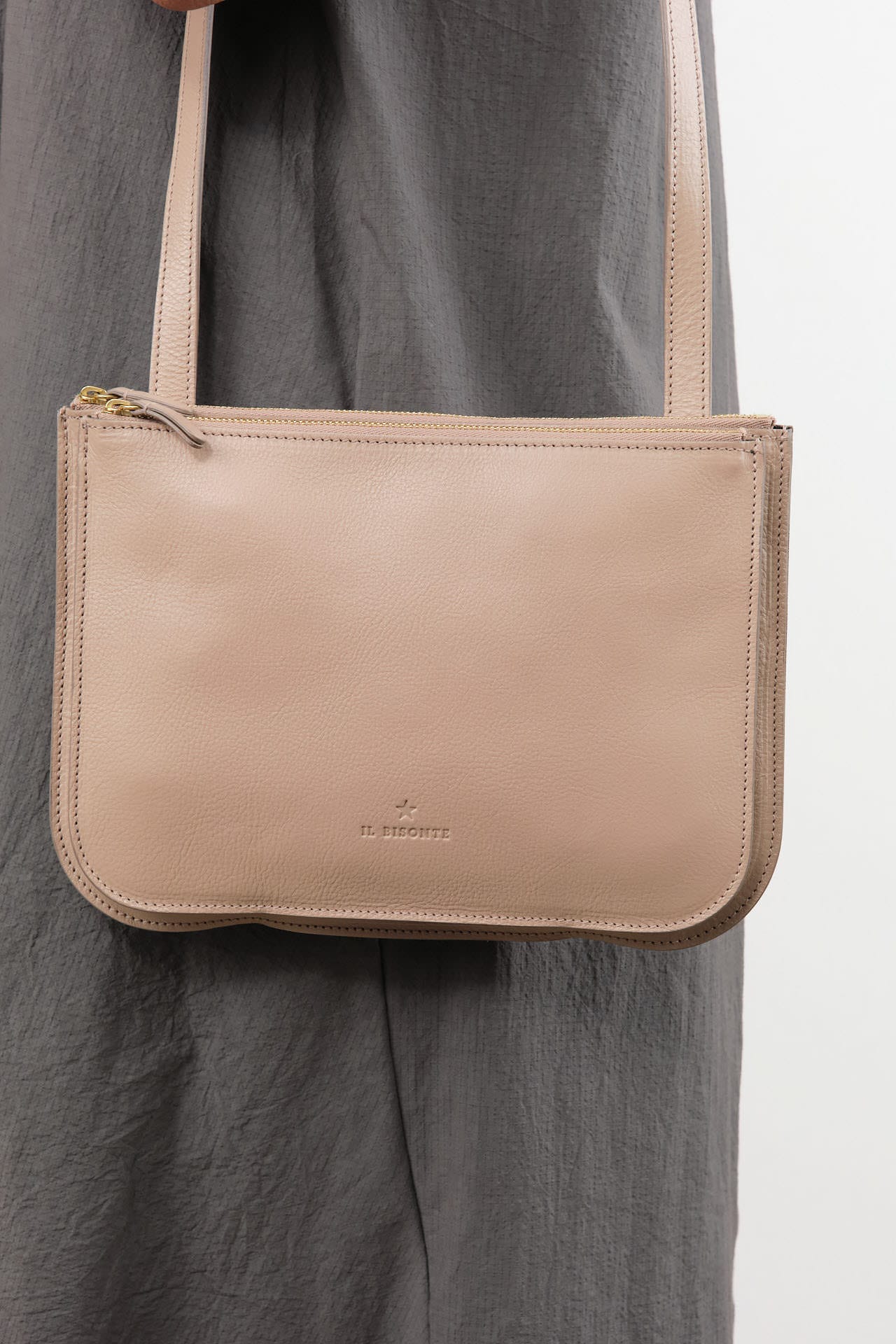 Il Bisonte Accessories Bags Roseto Crossbody Bag in Beige Vasari Beige Vasari / 9.75" L X 7" W X .75" D