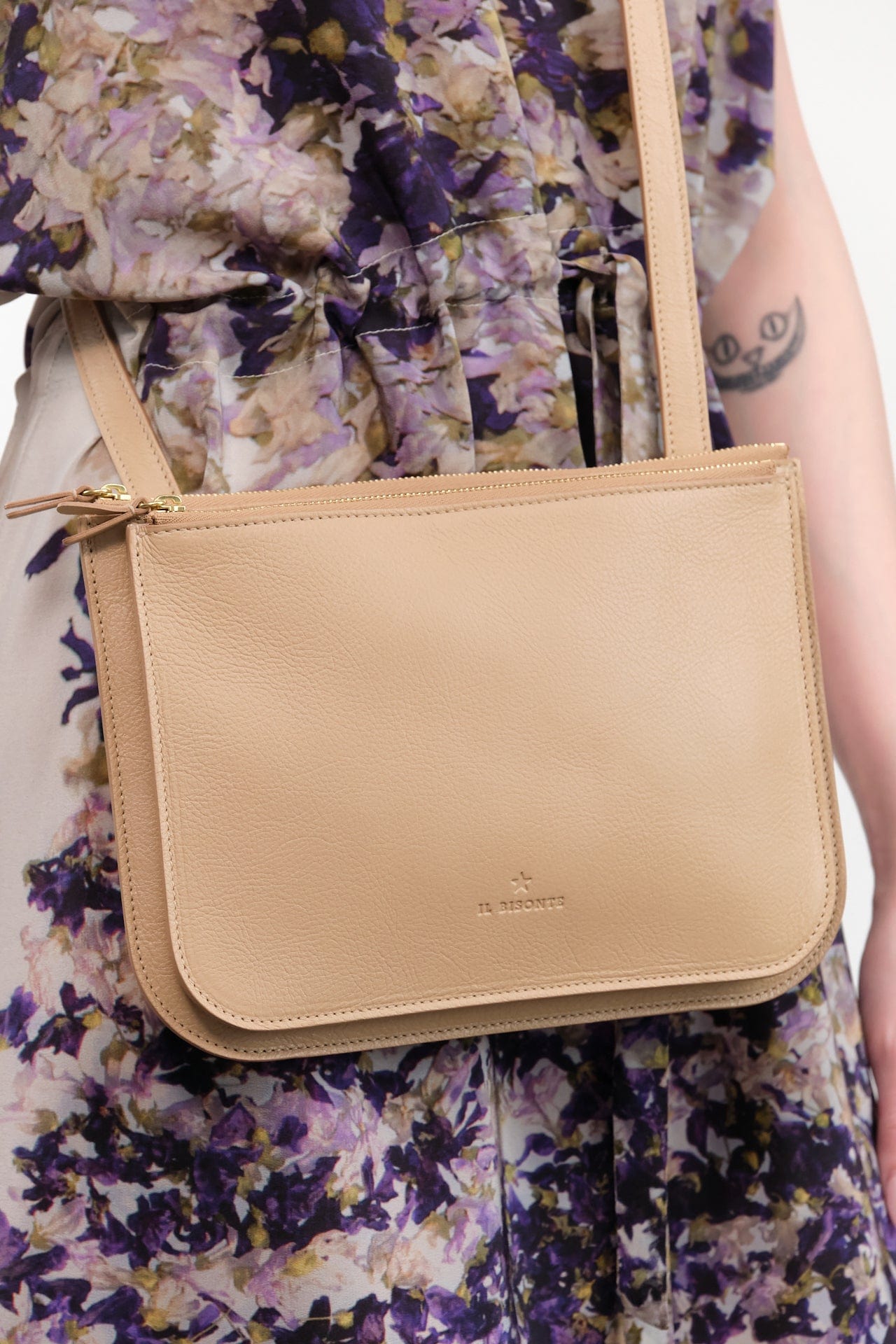 Il Bisonte Accessories Bags Roseto Crossbody Bag in Caffe Latte Caffe Latte / 9.75" L X 7" H X 0.75" D