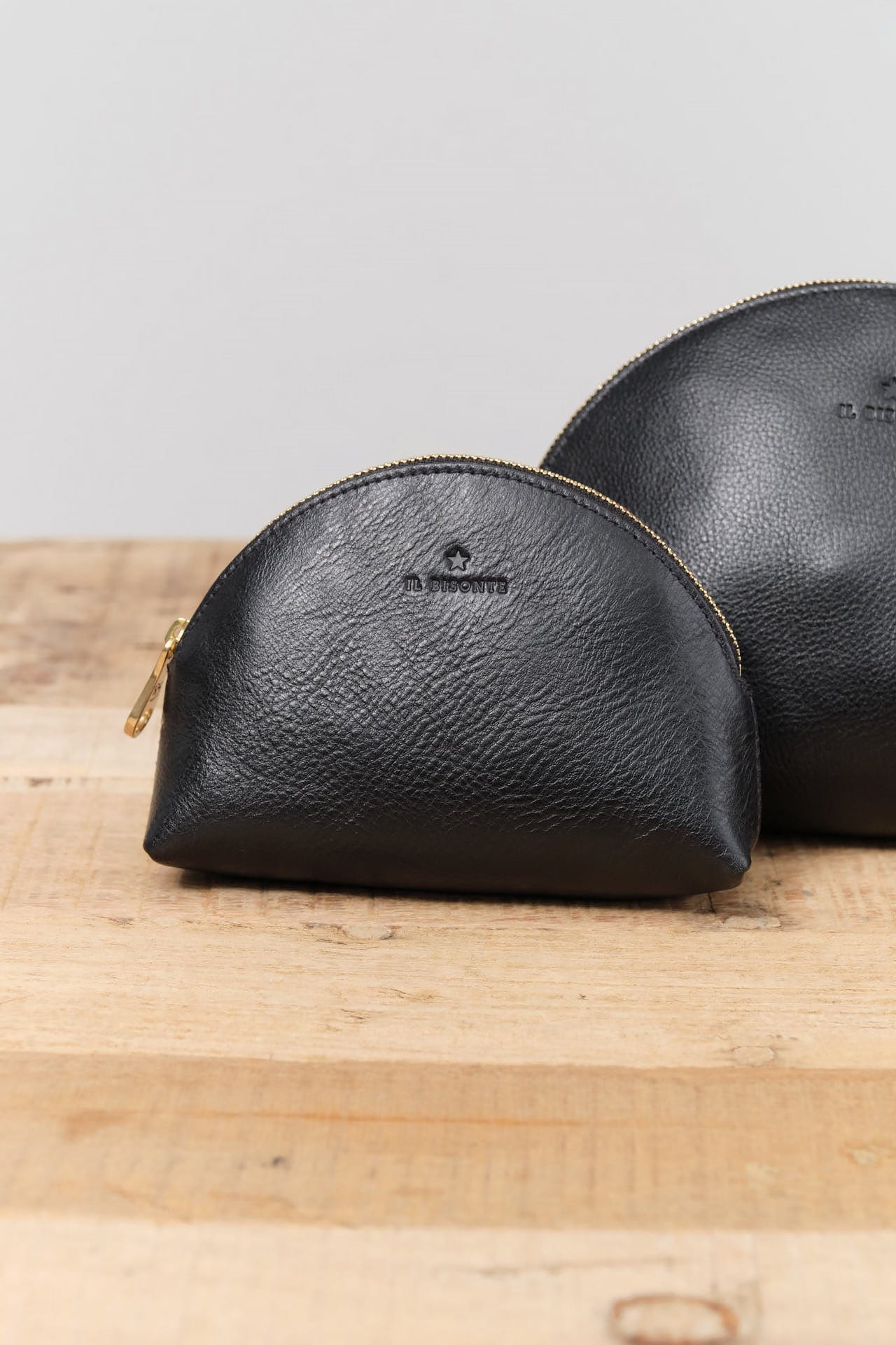 Il Bisonte Accessories Bags Small Bigallo Beauty Case in Nero Nero / 6" L X 4.25" H X 2" D