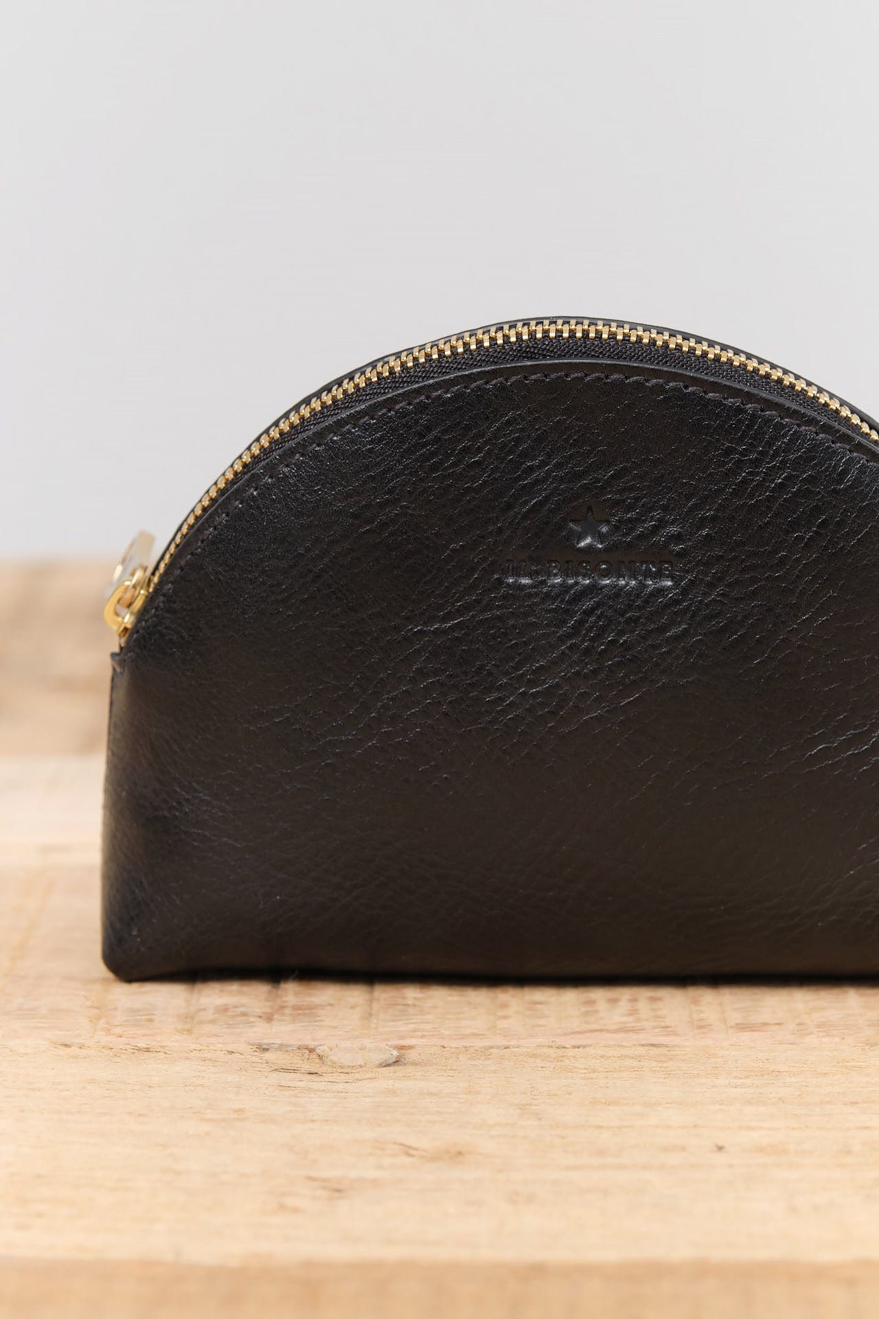 Il Bisonte Accessories Bags Small Bigallo Beauty Case in Nero Nero / 6" L X 4.25" H X 2" D