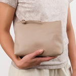 Il Bisonte Accessories Bags Snodo Case in Beige Vasari Beige Vasari / 9" L X 6" W X 2.5" D