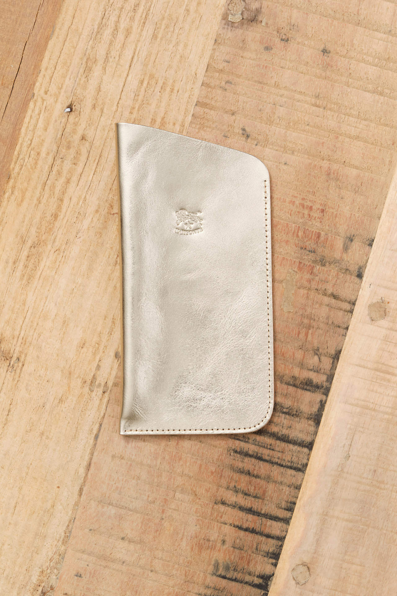 Il Bisonte Accessories Bags Soft Glasses Case in Metallic Platinum Metallic Platinum / 6.75" L X 3.5" H X .75" D