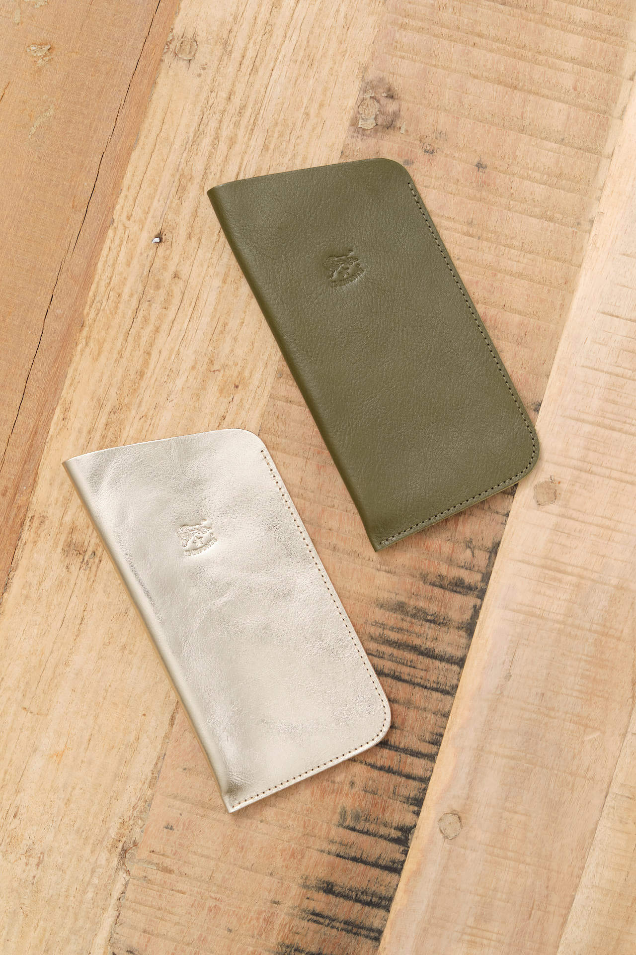 Il Bisonte Accessories Bags Soft Glasses Case in Metallic Platinum Metallic Platinum / 6.75" L X 3.5" H X .75" D