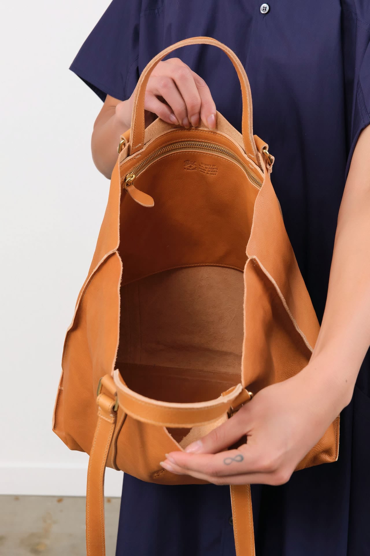 Il Bisonte Accessories Bags Top Handle Cowhide Handbag in Naturale Naturale / 13.75" L X 13.75" W X 4.75" D