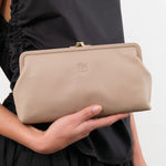 Il Bisonte Accessories Bags Manuela Clutch Bag in Beige Vasari Beige Vasari / 10.25" L X 5.1" W X 1.5" D