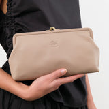 Il Bisonte Accessories Bags Manuela Clutch Bag in Beige Vasari Beige Vasari / 10.25" L X 5.1" W X 1.5" D